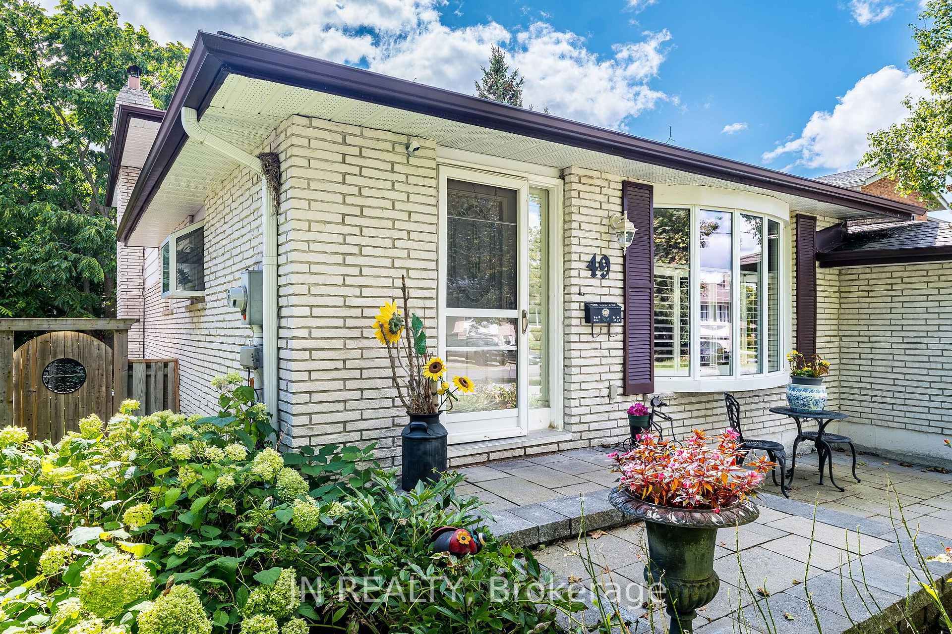 Photo 5 of 49 School Street, East Gwillimbury, Holland Landing — HOMEH