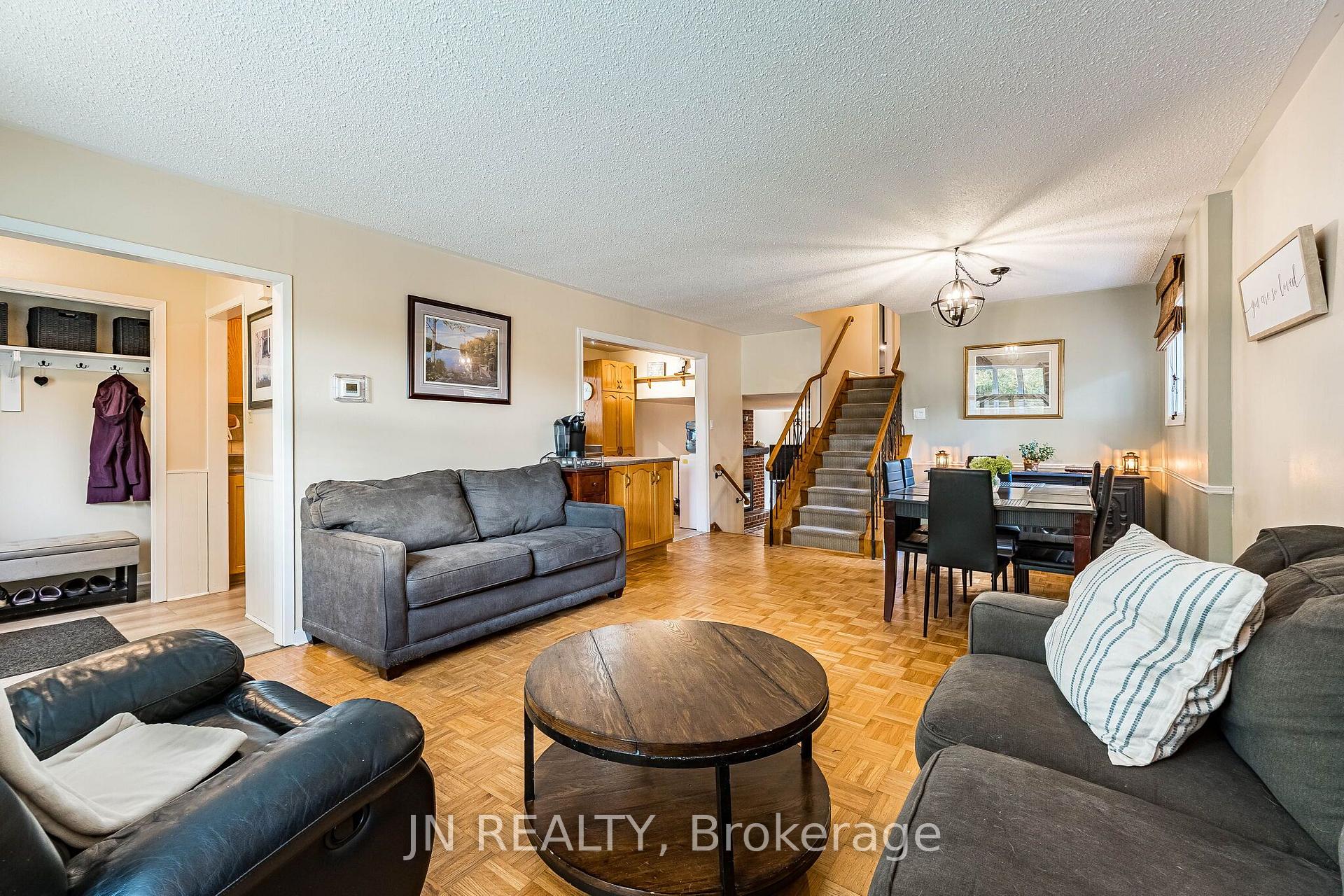Photo 9 of 49 School Street, East Gwillimbury, Holland Landing — HOMEH