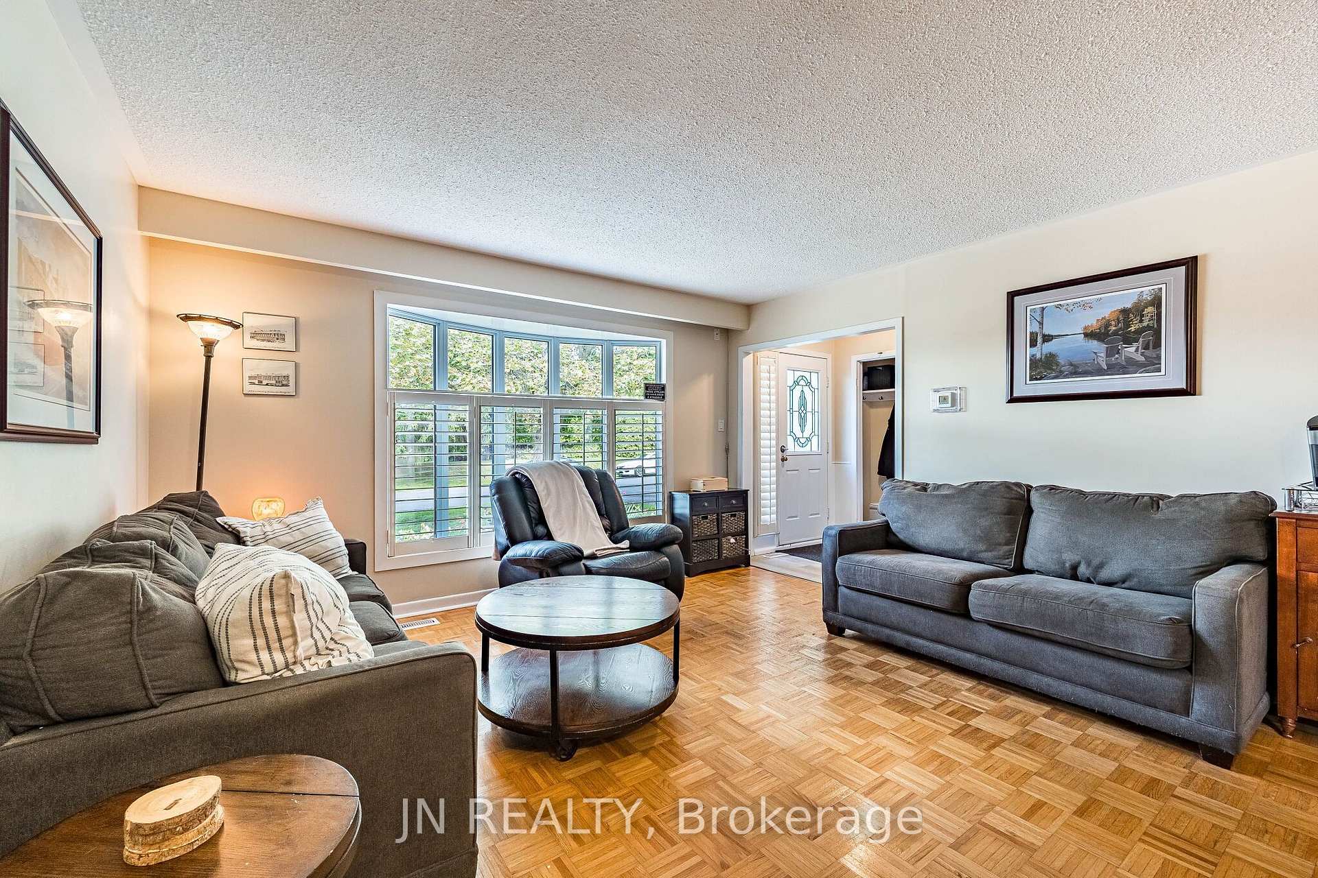 Photo 11 of 49 School Street, East Gwillimbury, Holland Landing — HOMEH