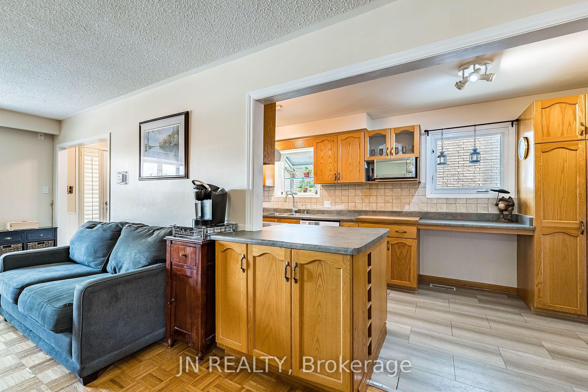 Photo 15 of 49 School Street, East Gwillimbury, Holland Landing — HOMEH