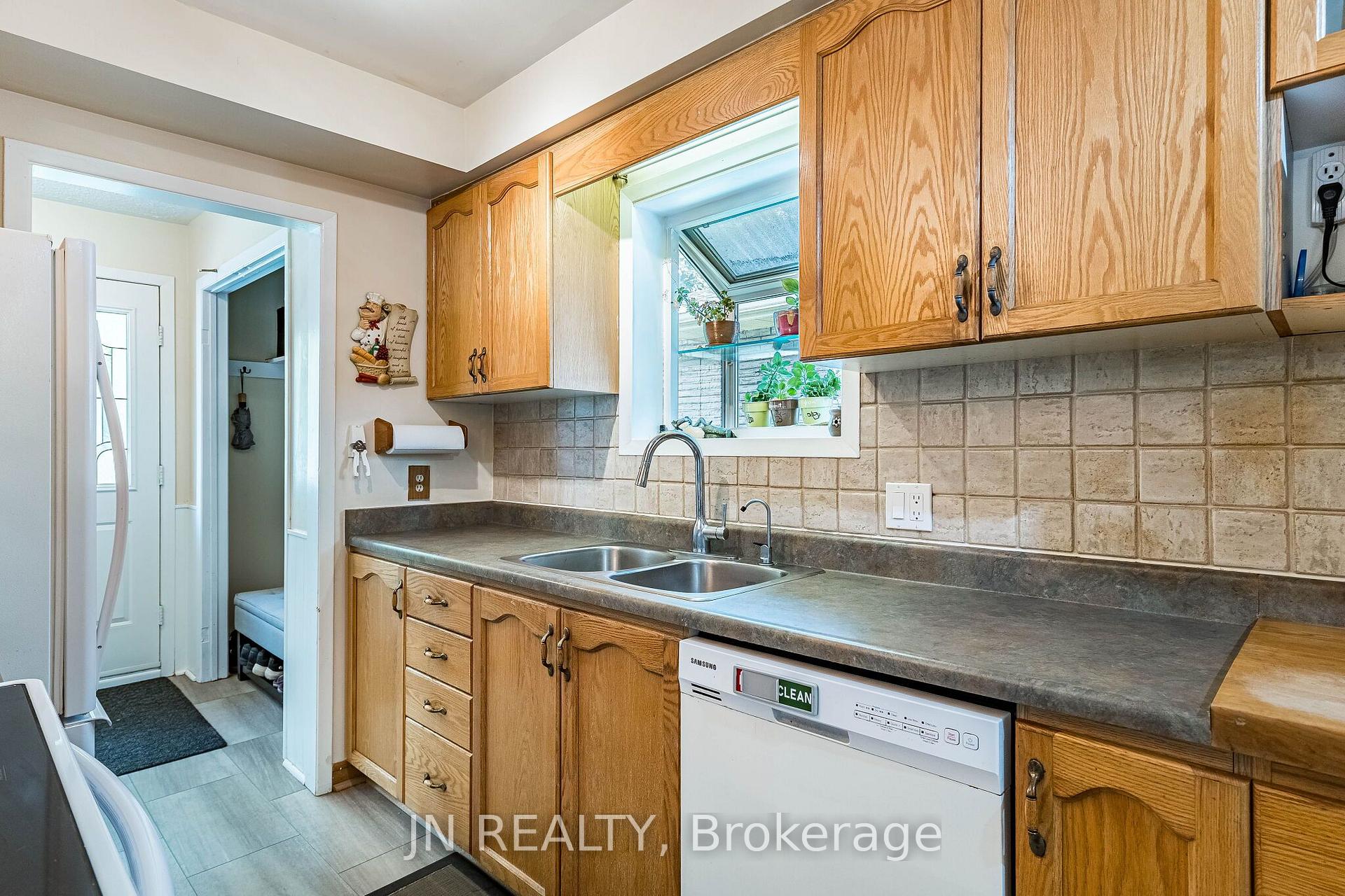 Photo 16 of 49 School Street, East Gwillimbury, Holland Landing — HOMEH