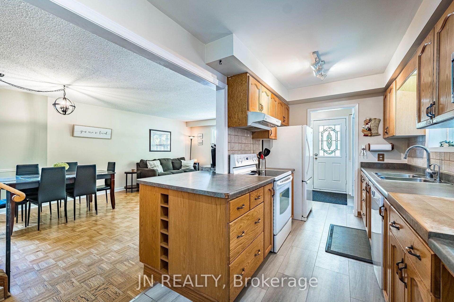 Photo 17 of 49 School Street, East Gwillimbury, Holland Landing — HOMEH