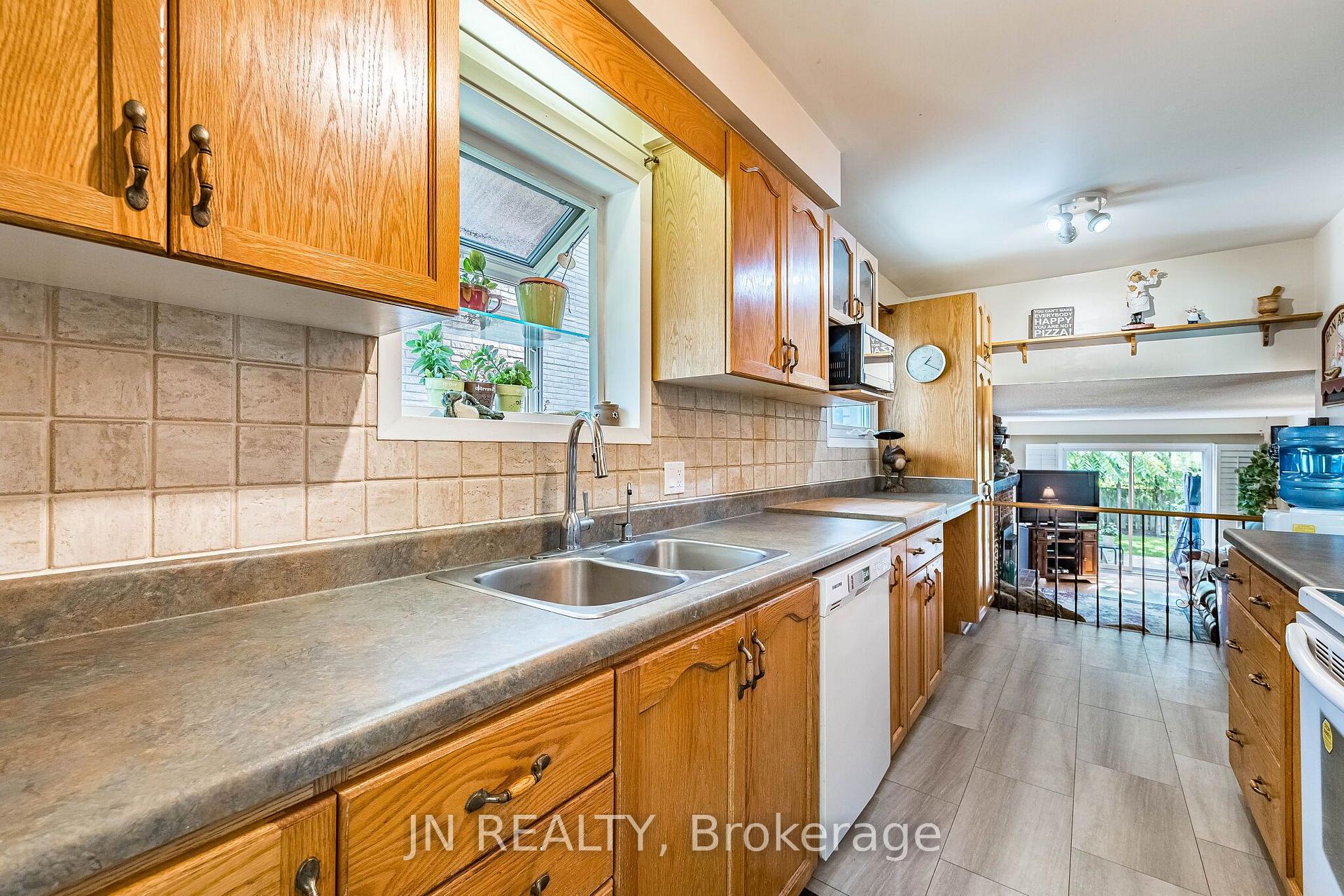 Photo 18 of 49 School Street, East Gwillimbury, Holland Landing — HOMEH