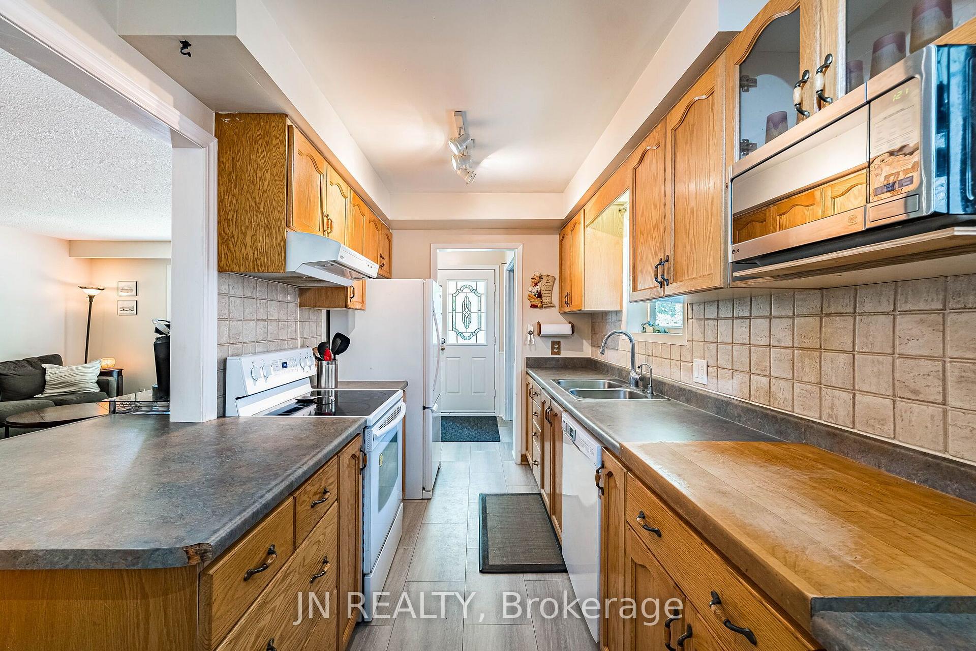Photo 19 of 49 School Street, East Gwillimbury, Holland Landing — HOMEH