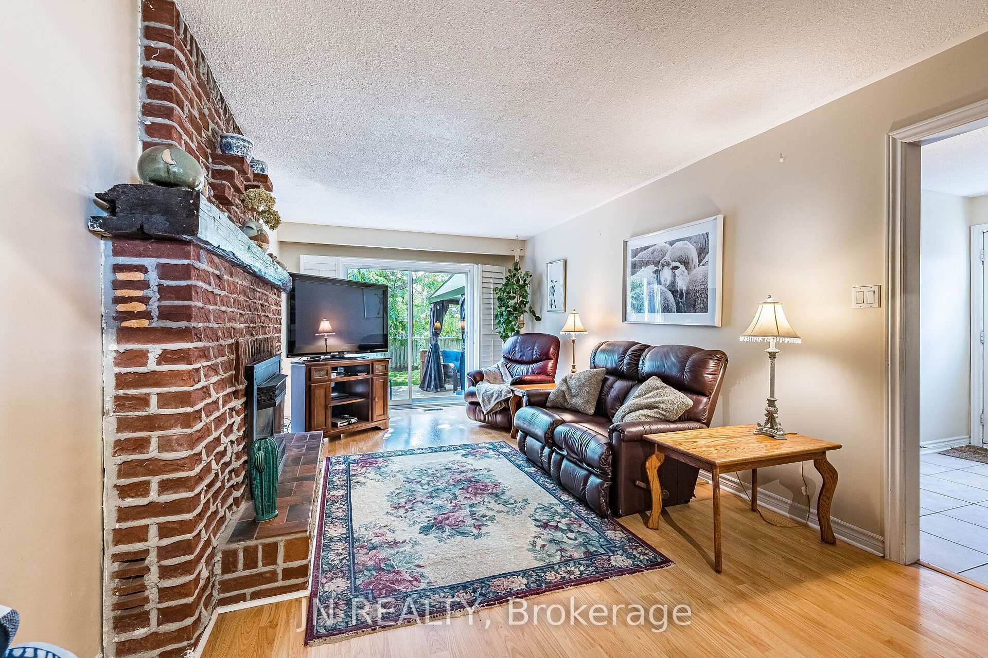 Photo 22 of 49 School Street, East Gwillimbury, Holland Landing — HOMEH