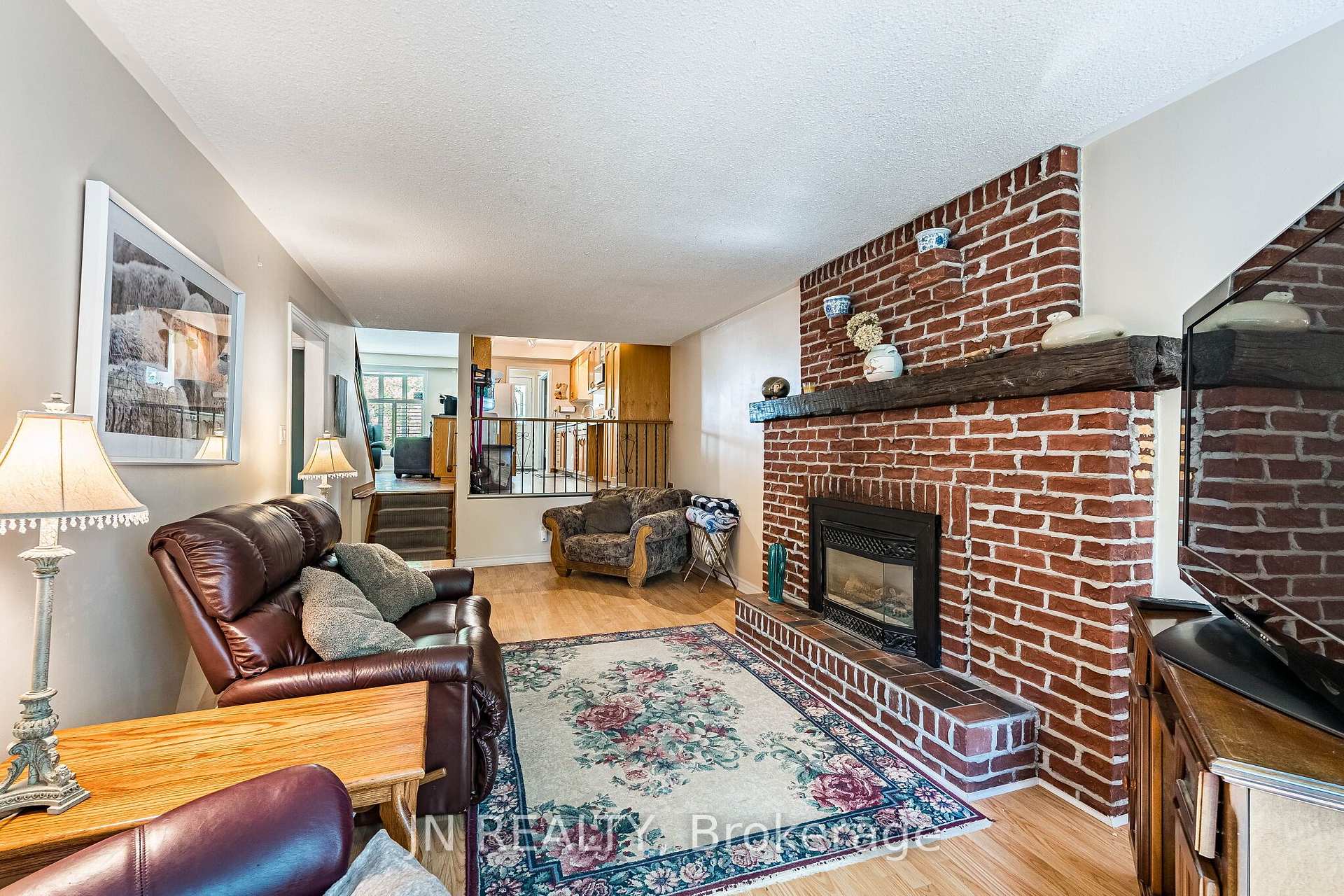 Photo 23 of 49 School Street, East Gwillimbury, Holland Landing — HOMEH