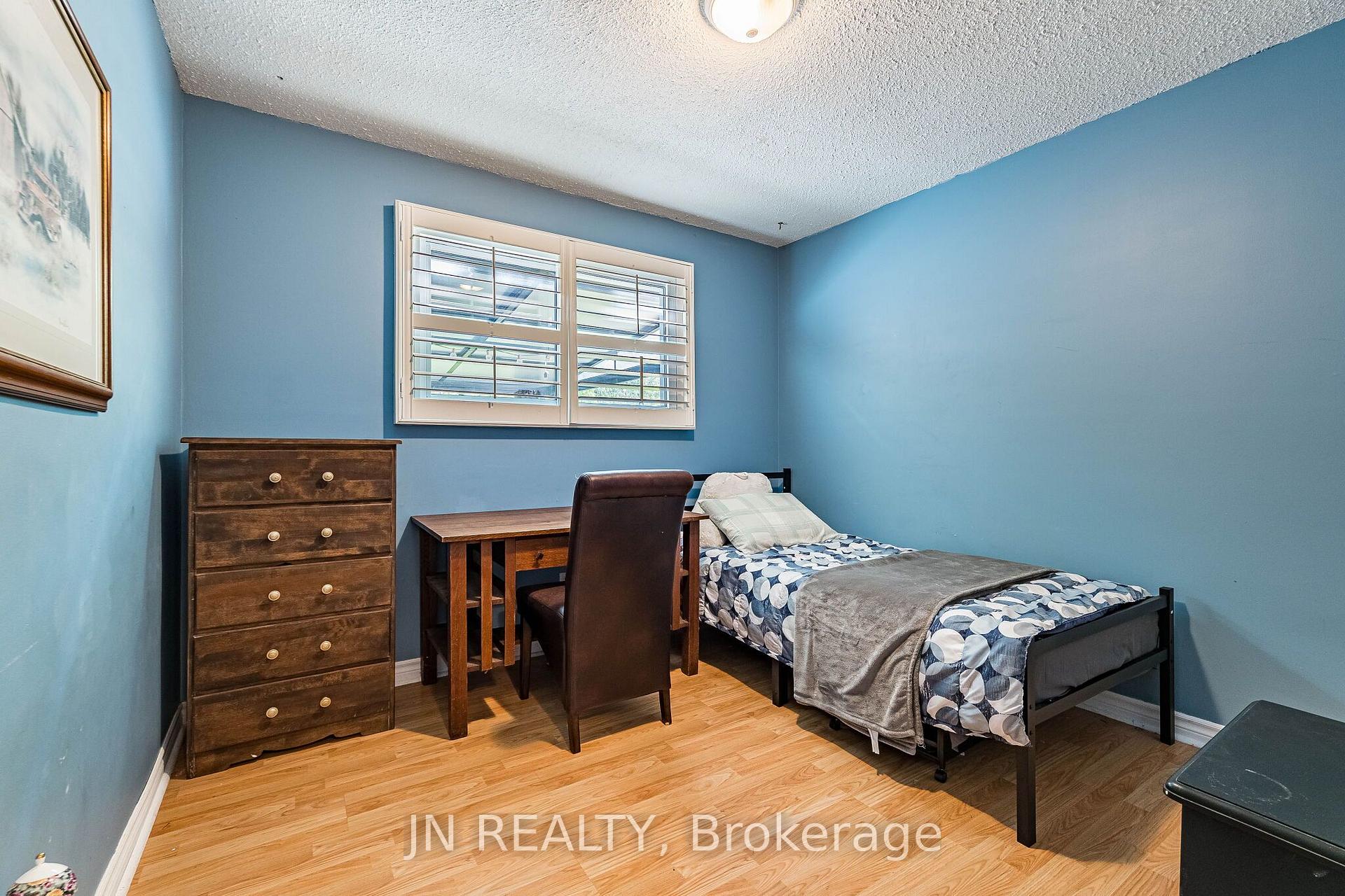Photo 24 of 49 School Street, East Gwillimbury, Holland Landing — HOMEH