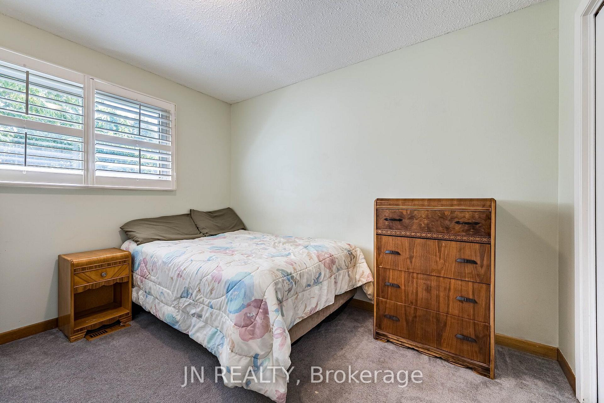 Photo 30 of 49 School Street, East Gwillimbury, Holland Landing — HOMEH
