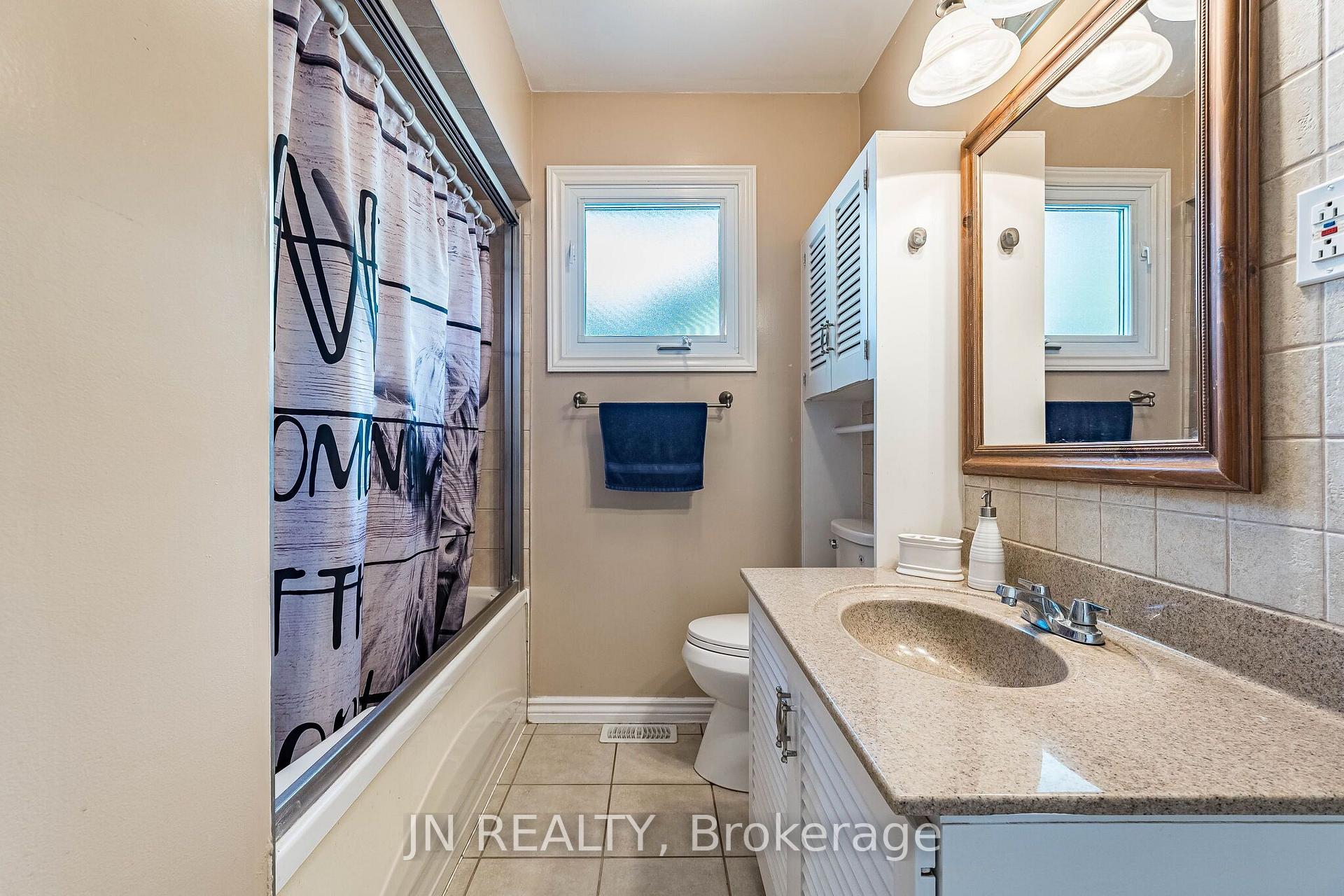 Photo 31 of 49 School Street, East Gwillimbury, Holland Landing — HOMEH