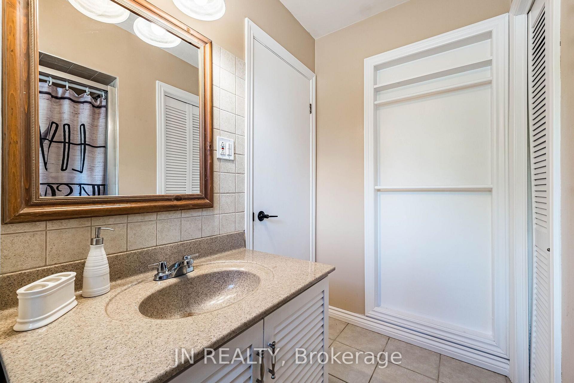 Photo 32 of 49 School Street, East Gwillimbury, Holland Landing — HOMEH