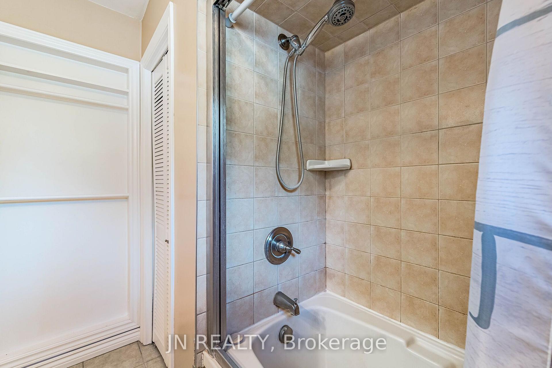 Photo 33 of 49 School Street, East Gwillimbury, Holland Landing — HOMEH