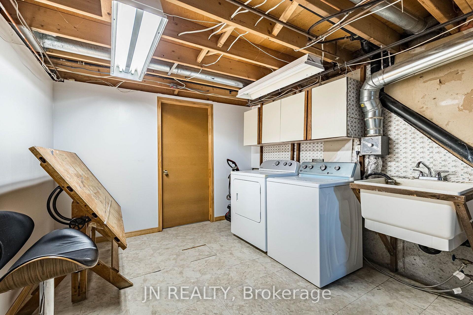 Photo 36 of 49 School Street, East Gwillimbury, Holland Landing — HOMEH