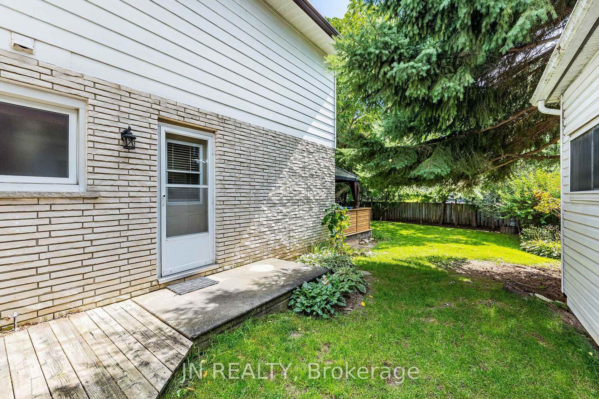 Photo 40 of 49 School Street, East Gwillimbury, Holland Landing — HOMEH