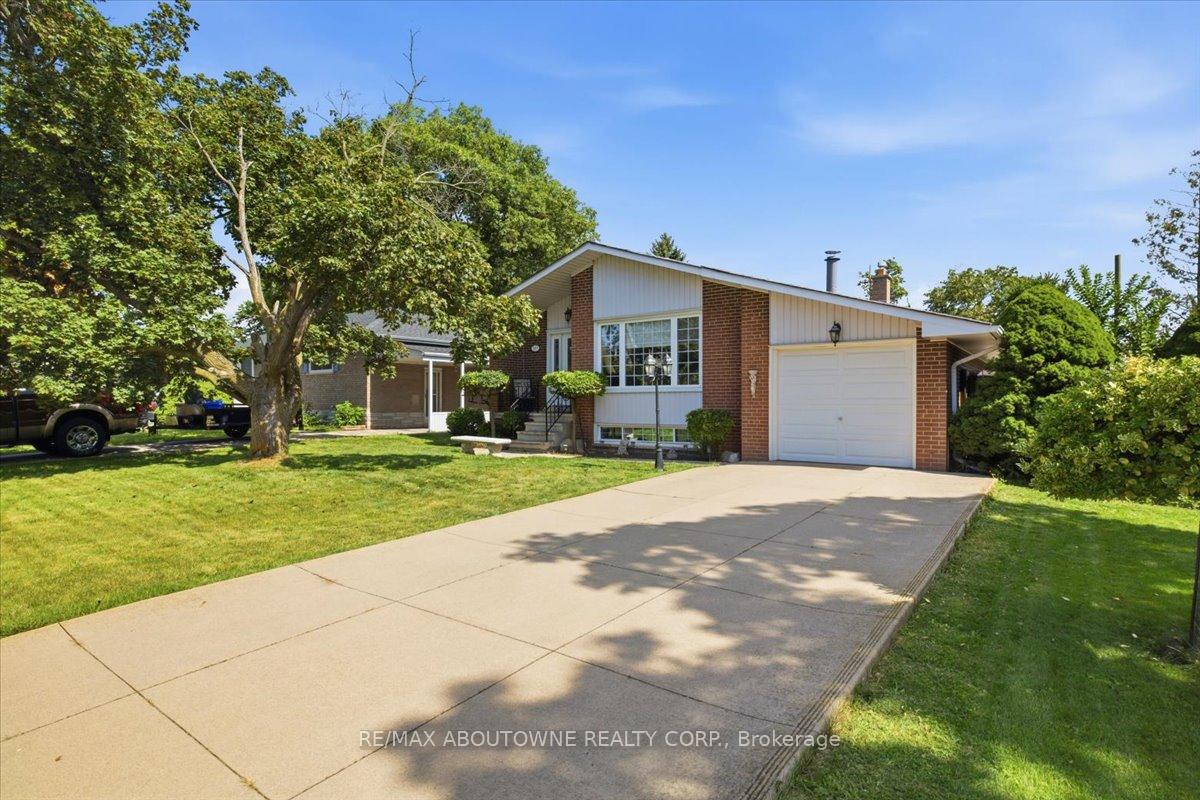 Photo 2 of 343 Duncombe Drive, Burlington, Appleby — HOMEH