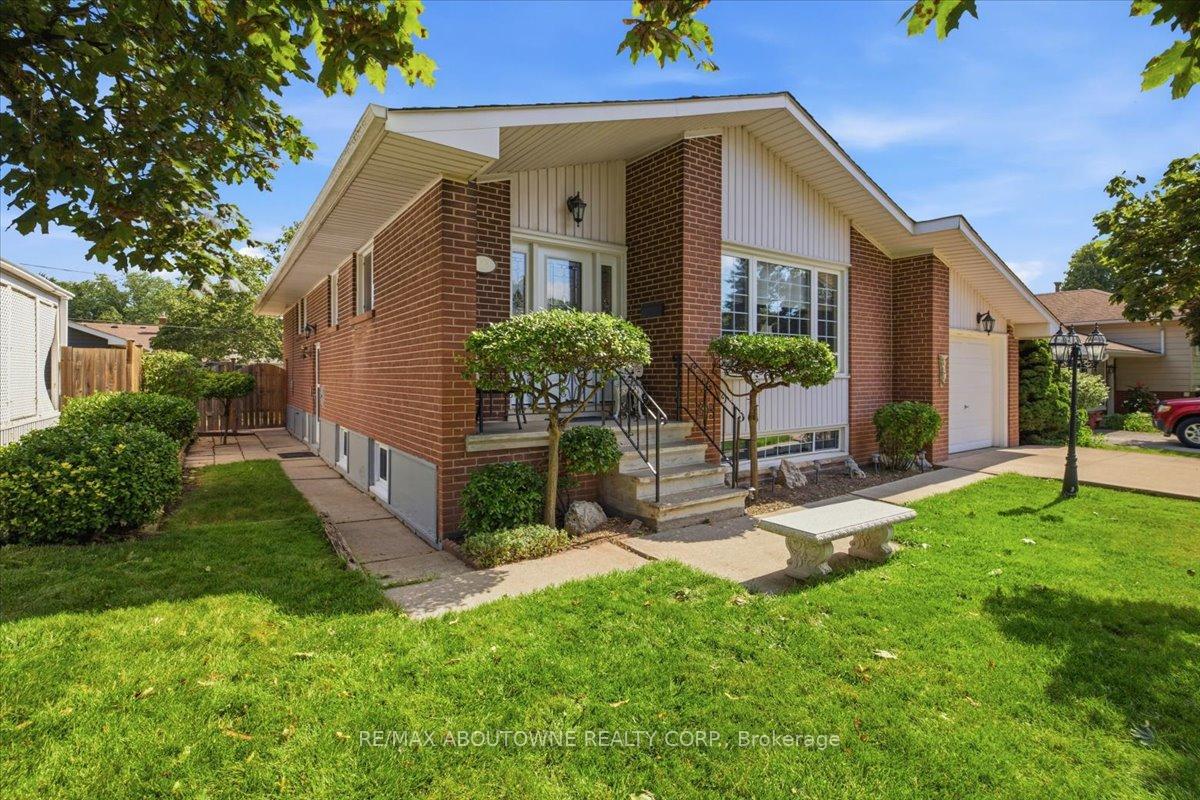 Photo 3 of 343 Duncombe Drive, Burlington, Appleby — HOMEH