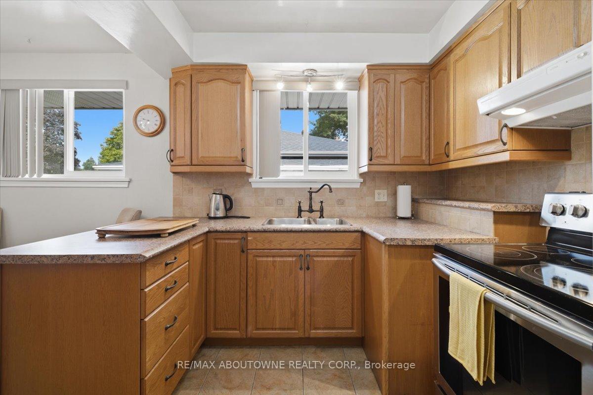 Photo 12 of 343 Duncombe Drive, Burlington, Appleby — HOMEH