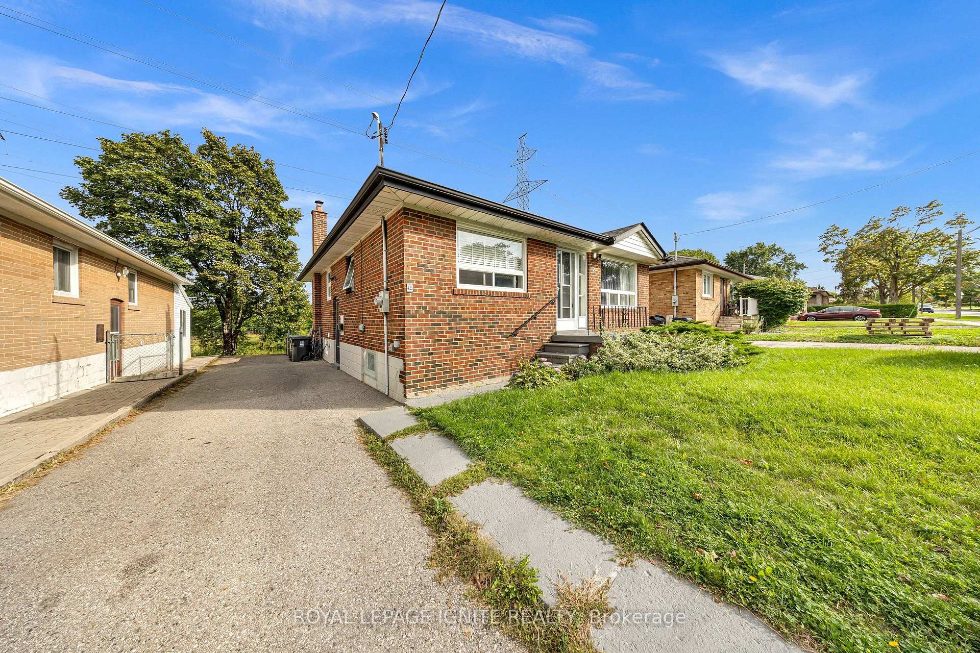 Photo 2 of 45 Redwater Drive, Etobicoke, Rexdale-Kipling — HOMEH