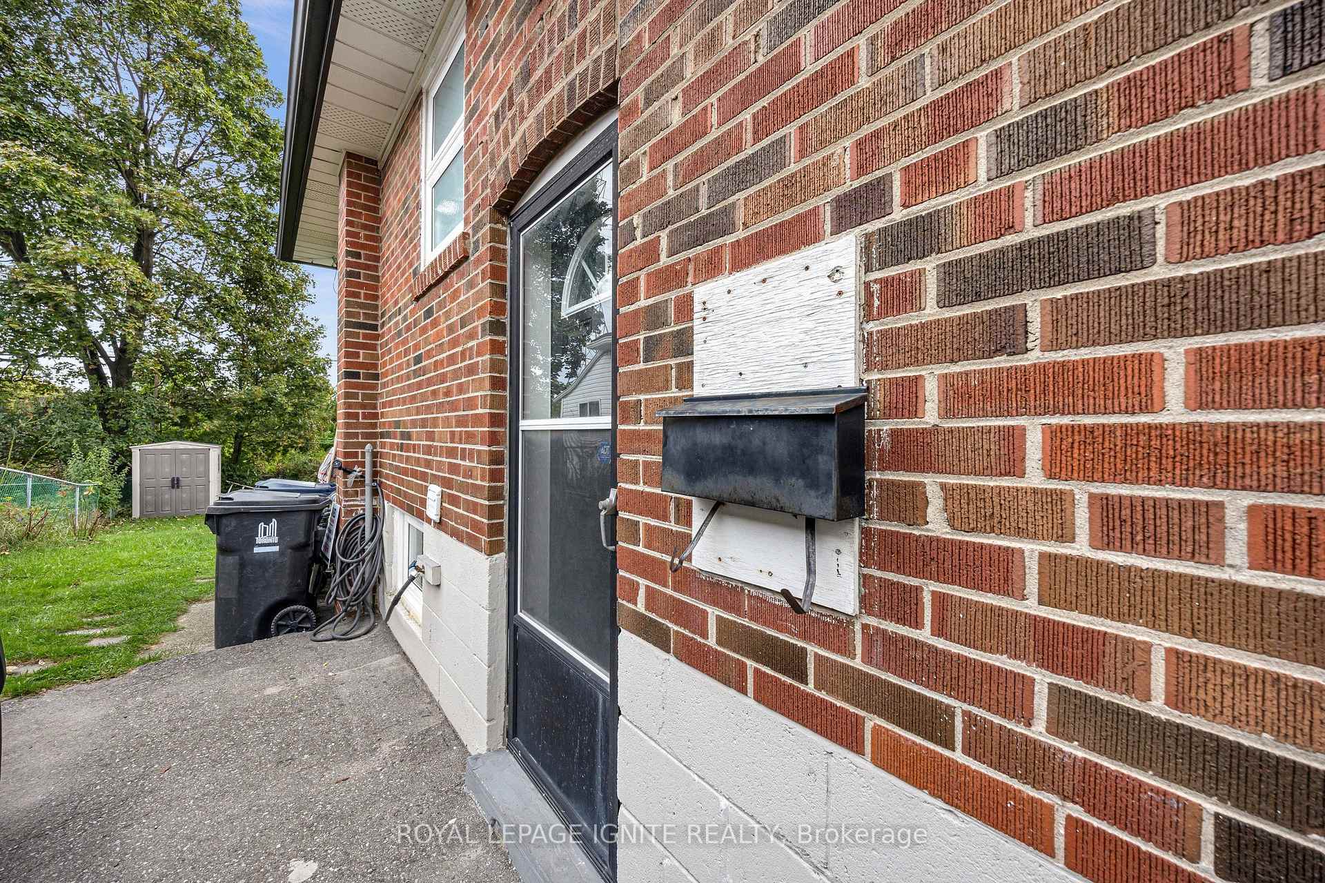 Photo 4 of 45 Redwater Drive, Etobicoke, Rexdale-Kipling — HOMEH