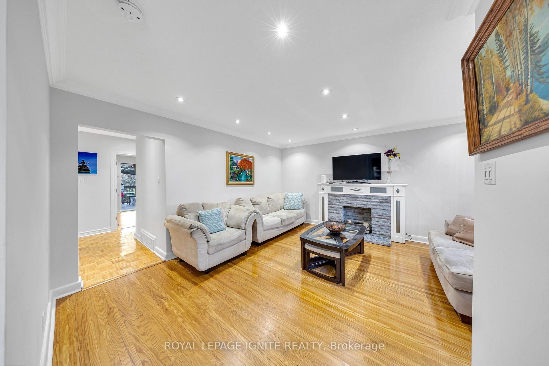 Photo 10 of 45 Redwater Drive, Etobicoke, Rexdale-Kipling — HOMEH