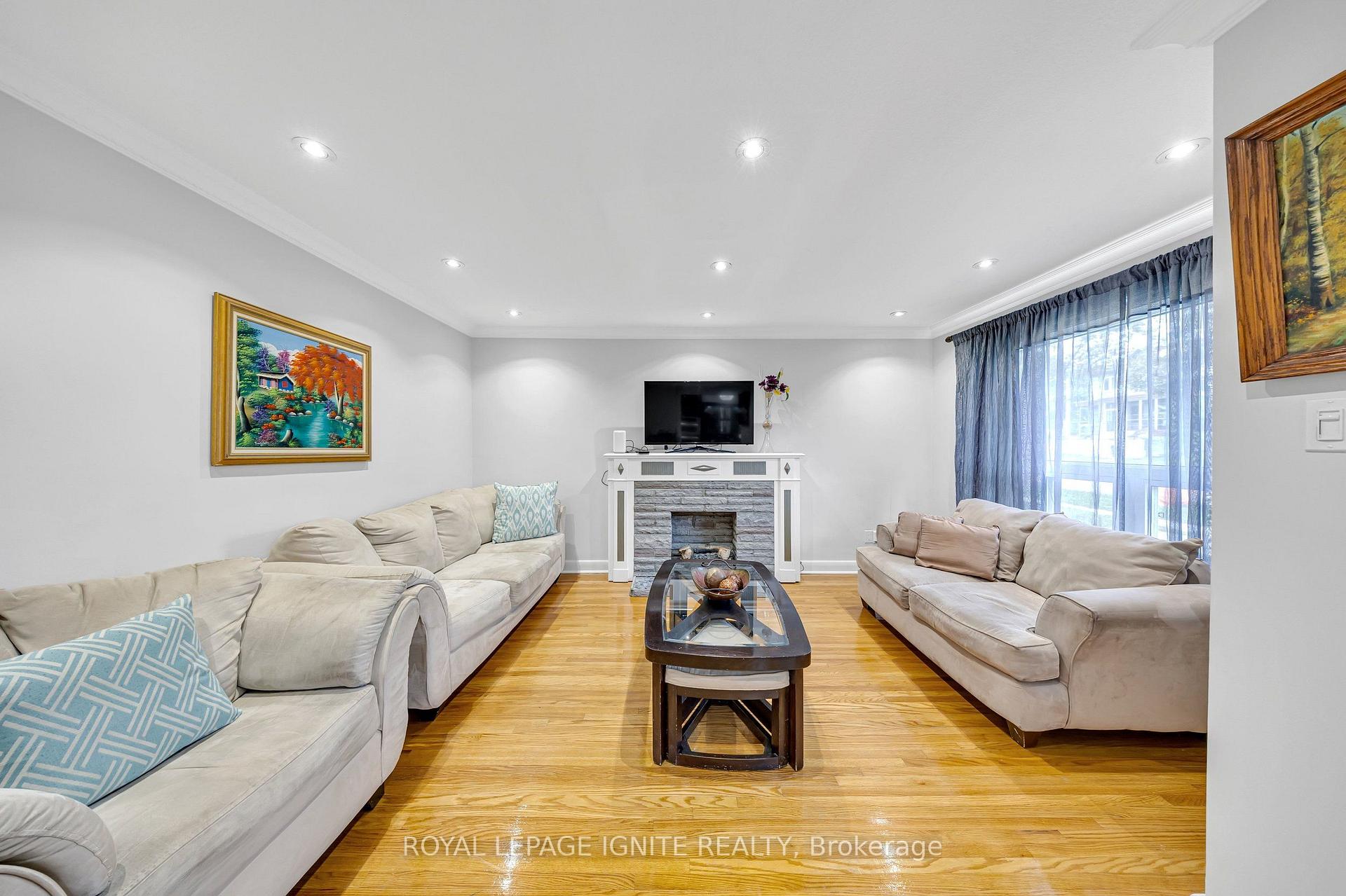 Photo 11 of 45 Redwater Drive, Etobicoke, Rexdale-Kipling — HOMEH