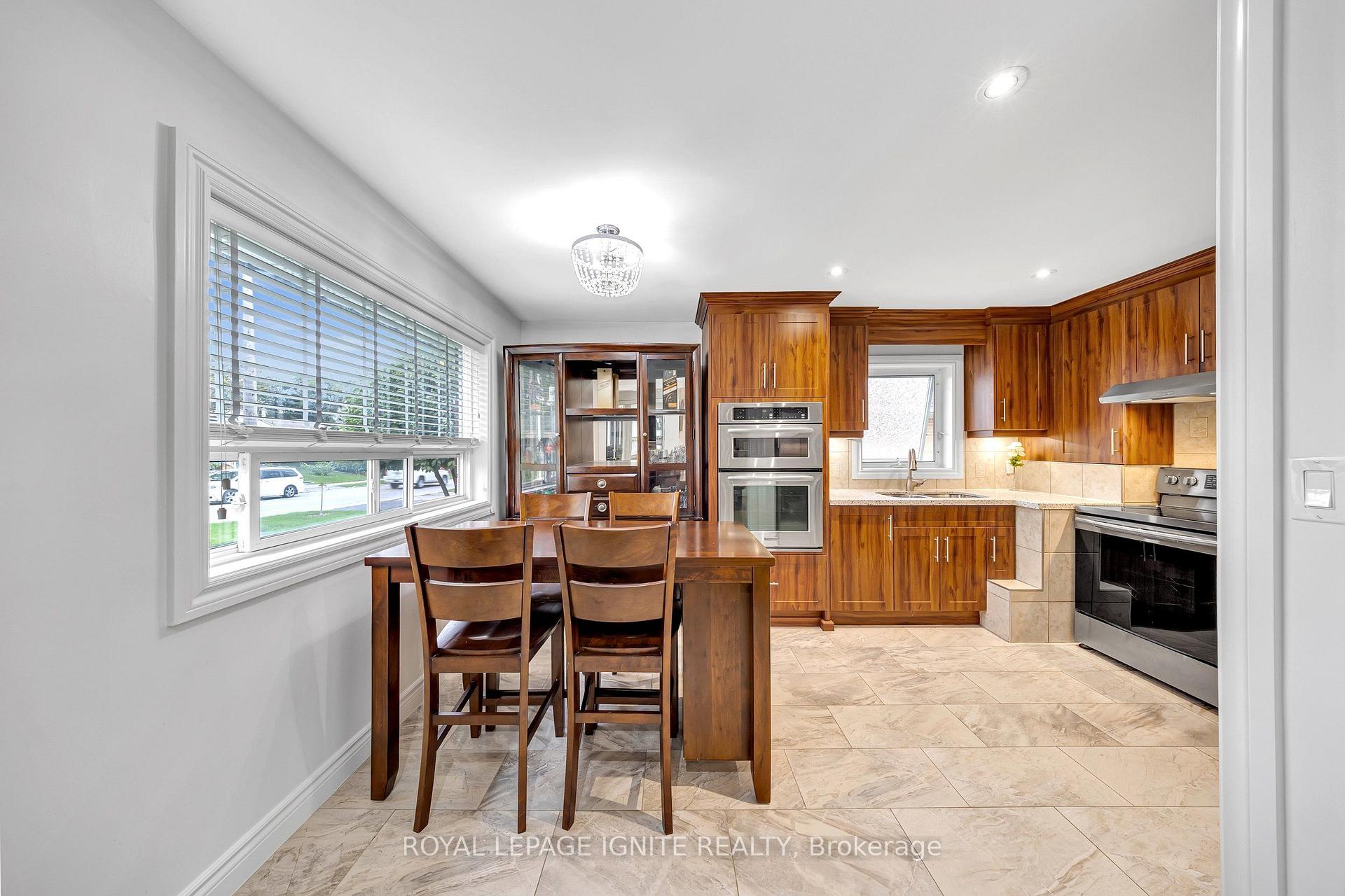 Photo 12 of 45 Redwater Drive, Etobicoke, Rexdale-Kipling — HOMEH