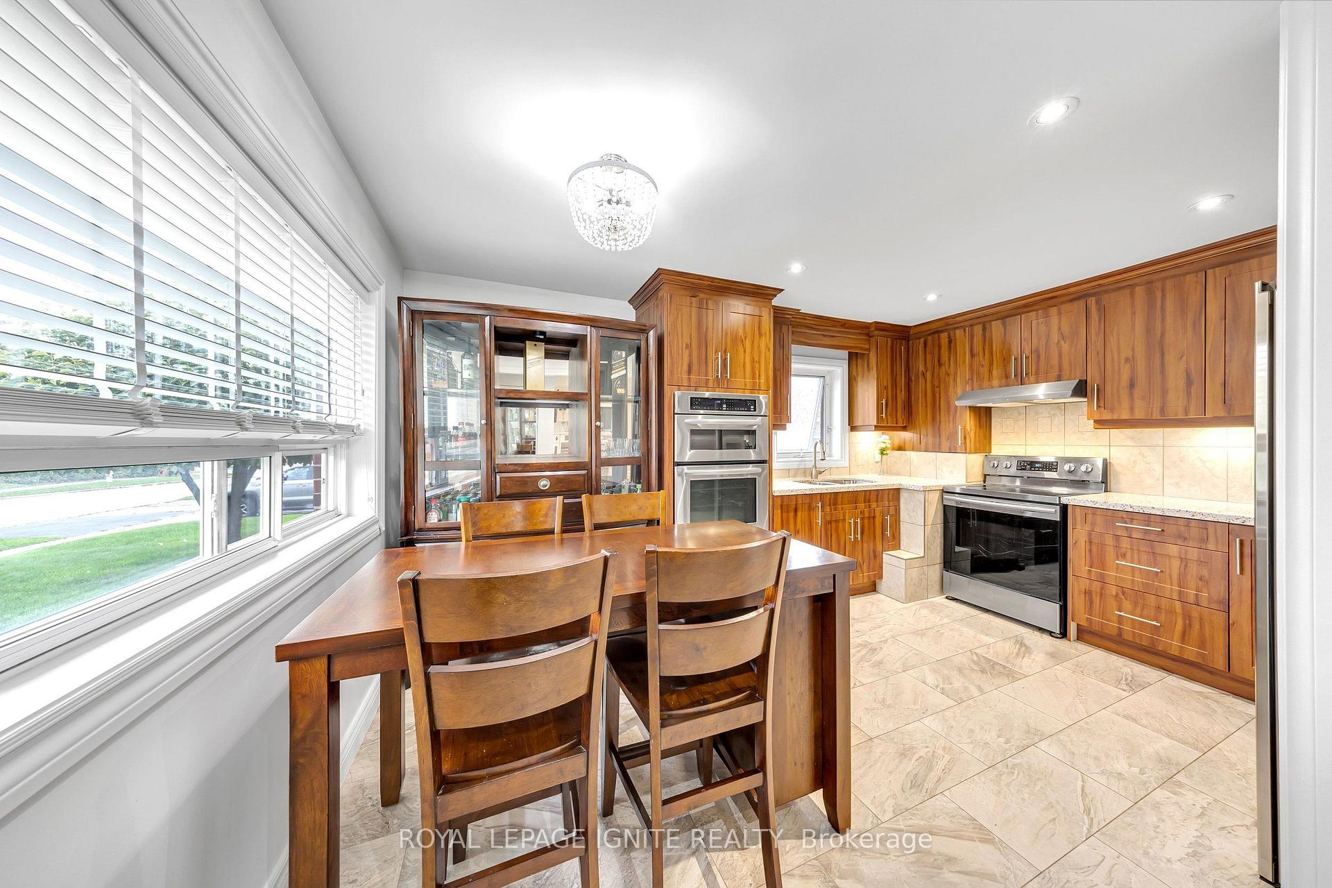 Photo 13 of 45 Redwater Drive, Etobicoke, Rexdale-Kipling — HOMEH