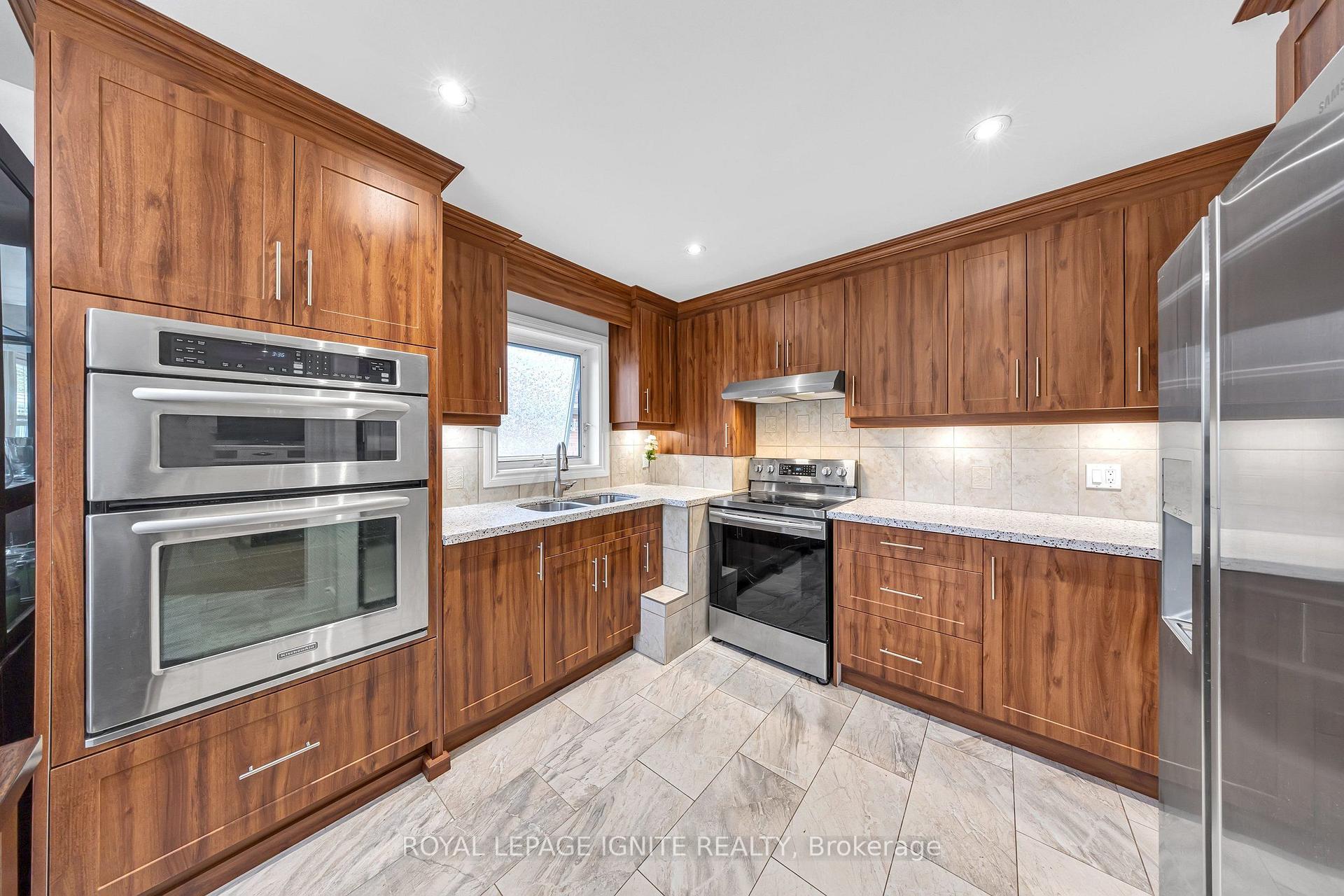 Photo 14 of 45 Redwater Drive, Etobicoke, Rexdale-Kipling — HOMEH