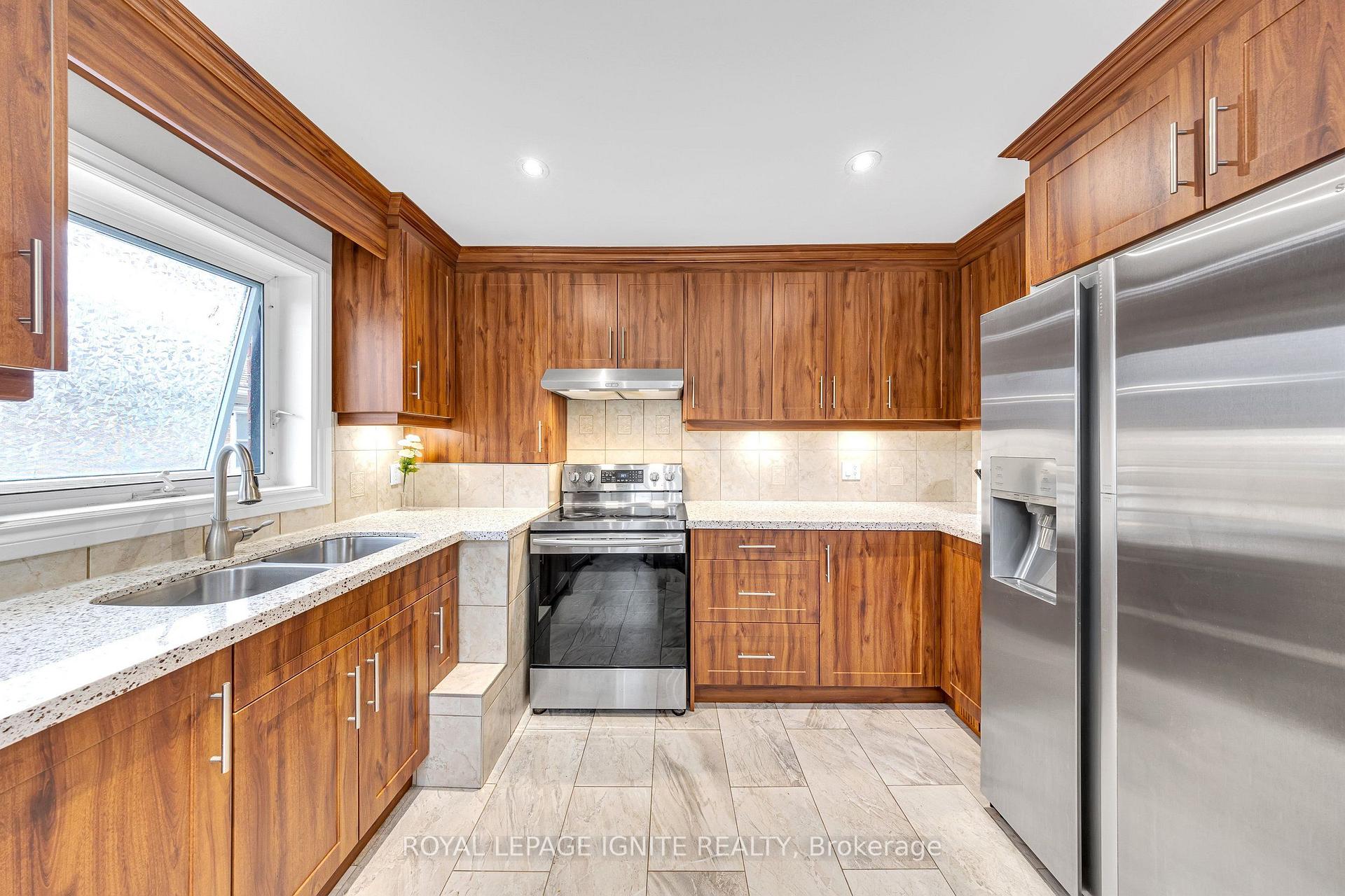 Photo 15 of 45 Redwater Drive, Etobicoke, Rexdale-Kipling — HOMEH