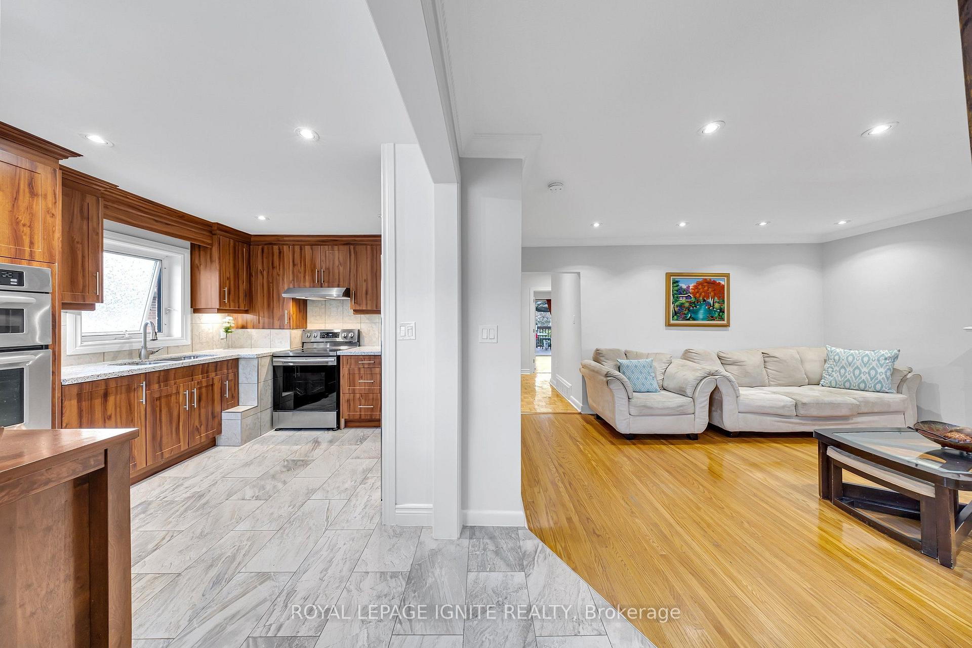 Photo 16 of 45 Redwater Drive, Etobicoke, Rexdale-Kipling — HOMEH