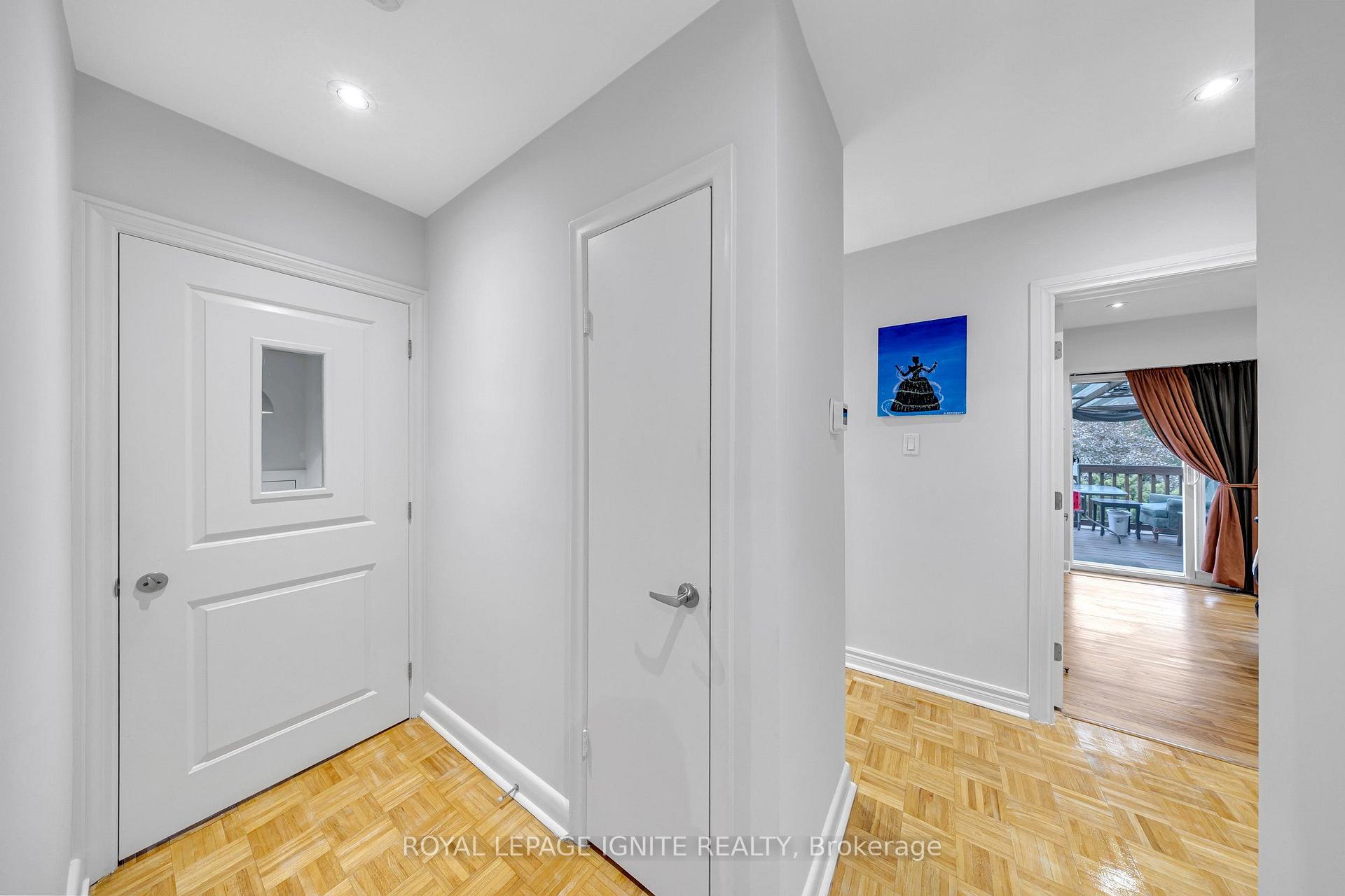Photo 17 of 45 Redwater Drive, Etobicoke, Rexdale-Kipling — HOMEH