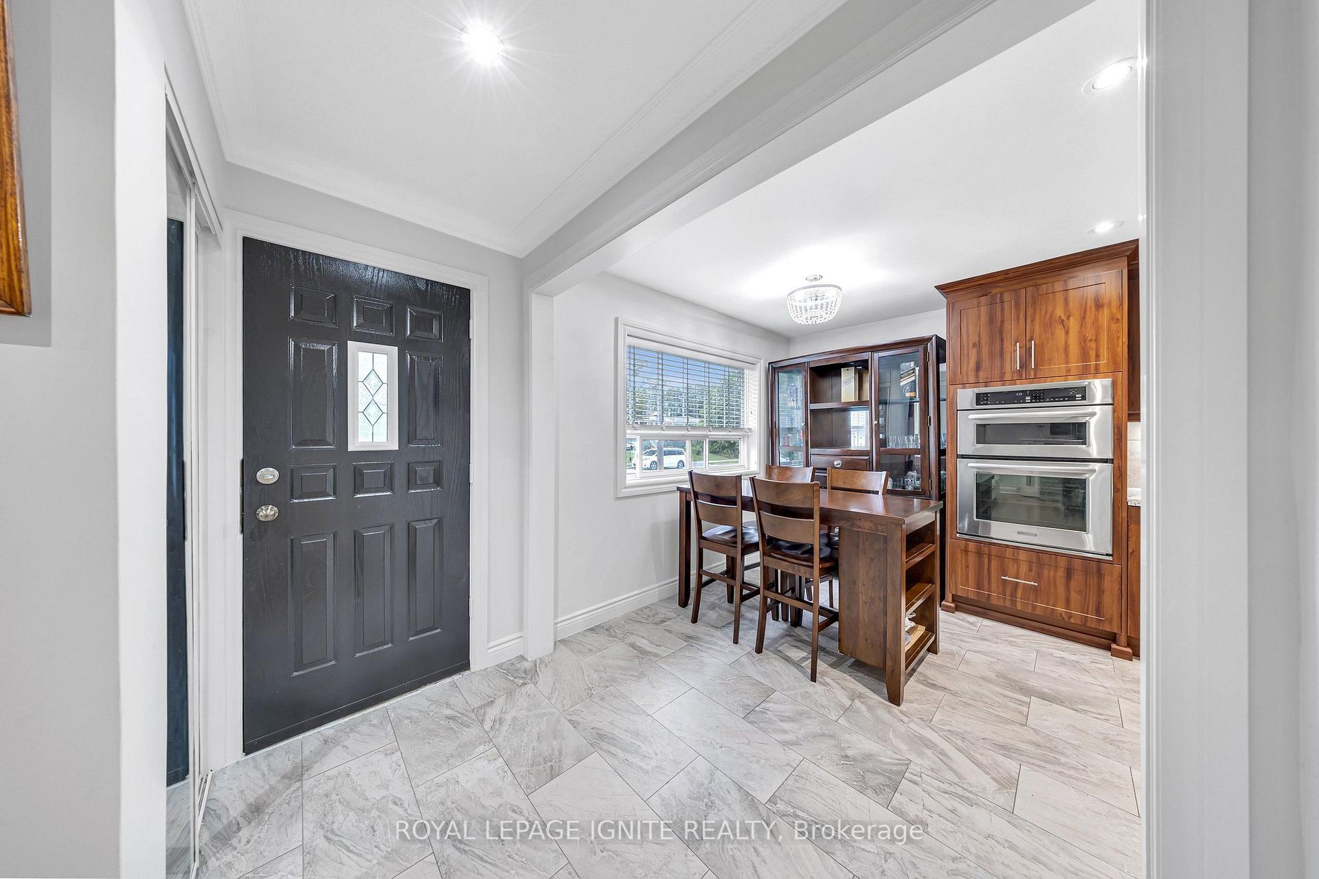 Photo 18 of 45 Redwater Drive, Etobicoke, Rexdale-Kipling — HOMEH