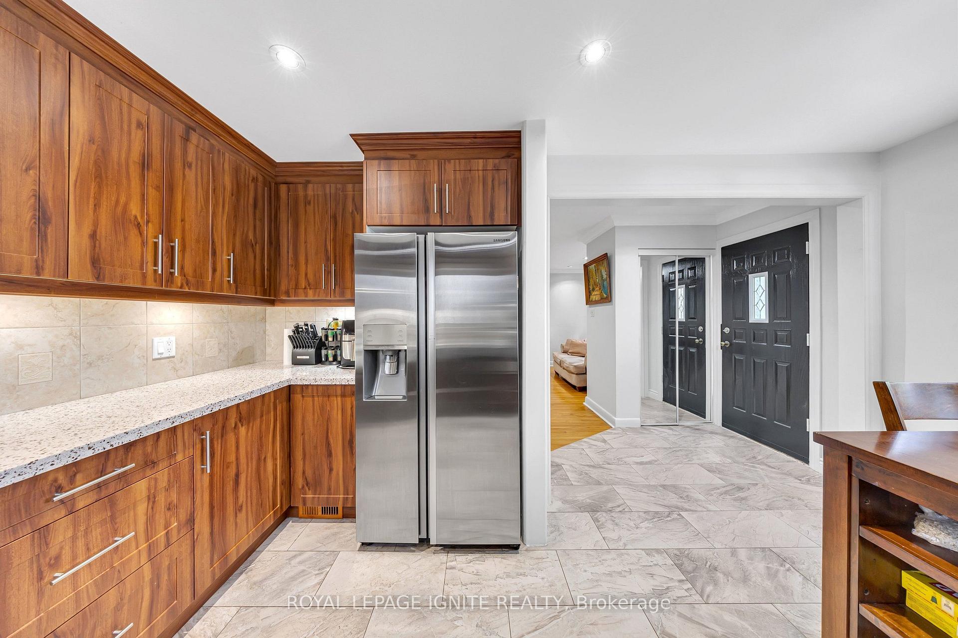 Photo 19 of 45 Redwater Drive, Etobicoke, Rexdale-Kipling — HOMEH