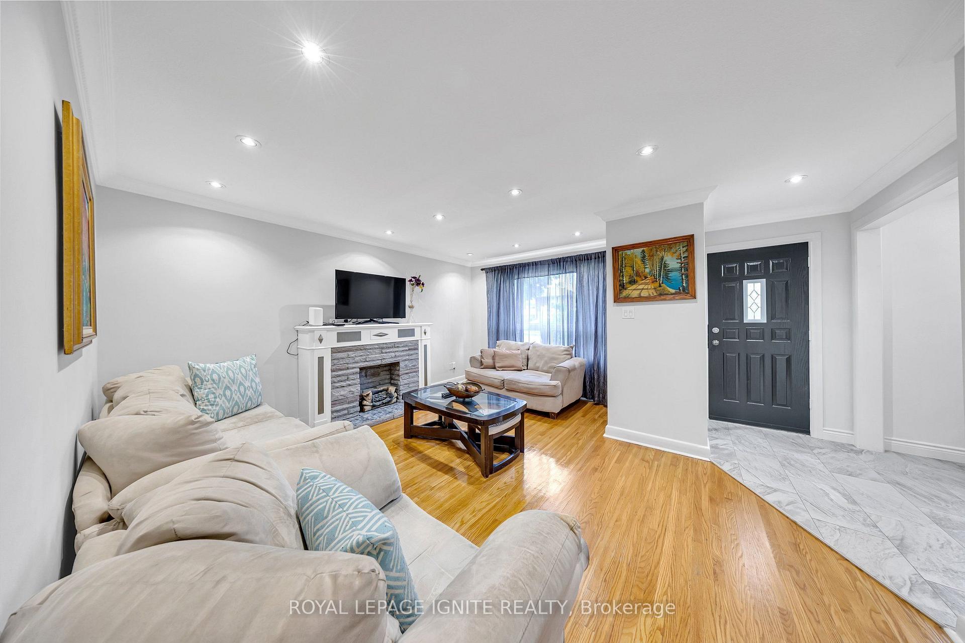 Photo 20 of 45 Redwater Drive, Etobicoke, Rexdale-Kipling — HOMEH