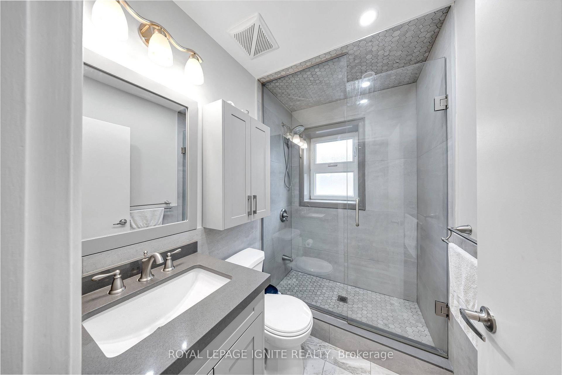 Photo 21 of 45 Redwater Drive, Etobicoke, Rexdale-Kipling — HOMEH
