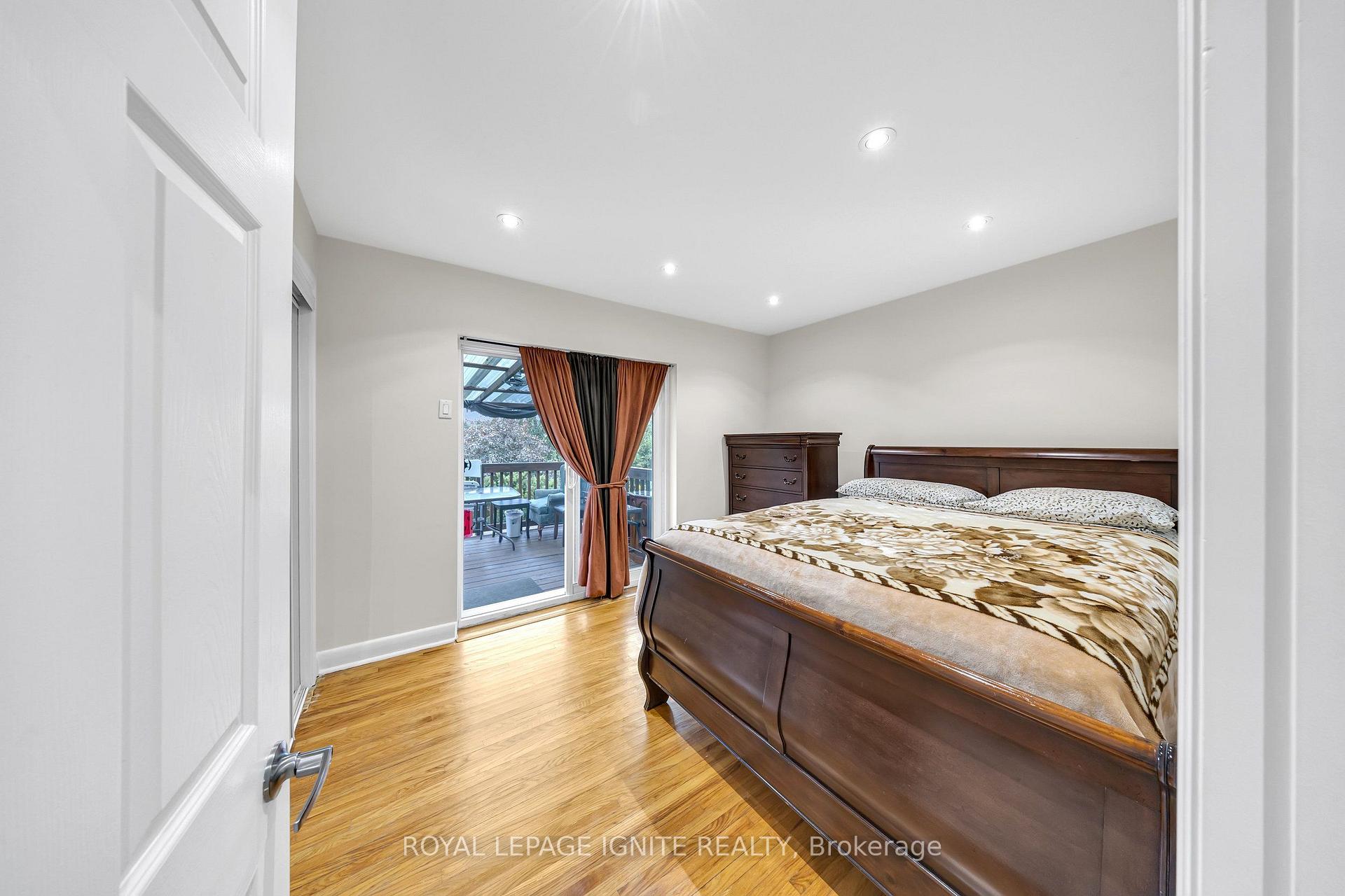 Photo 24 of 45 Redwater Drive, Etobicoke, Rexdale-Kipling — HOMEH
