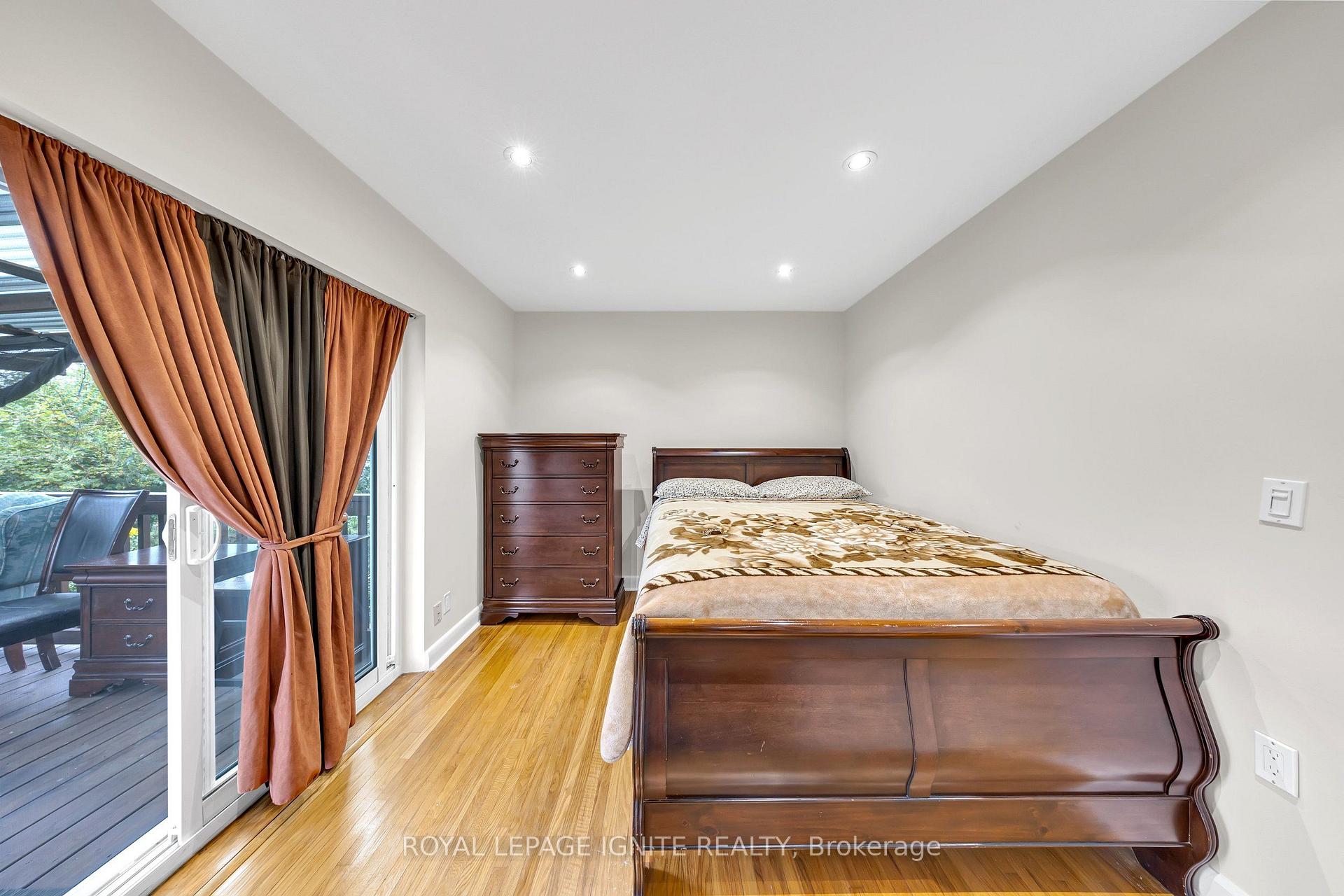 Photo 25 of 45 Redwater Drive, Etobicoke, Rexdale-Kipling — HOMEH