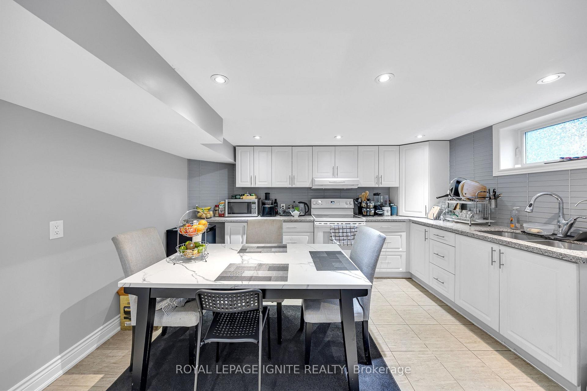 Photo 29 of 45 Redwater Drive, Etobicoke, Rexdale-Kipling — HOMEH