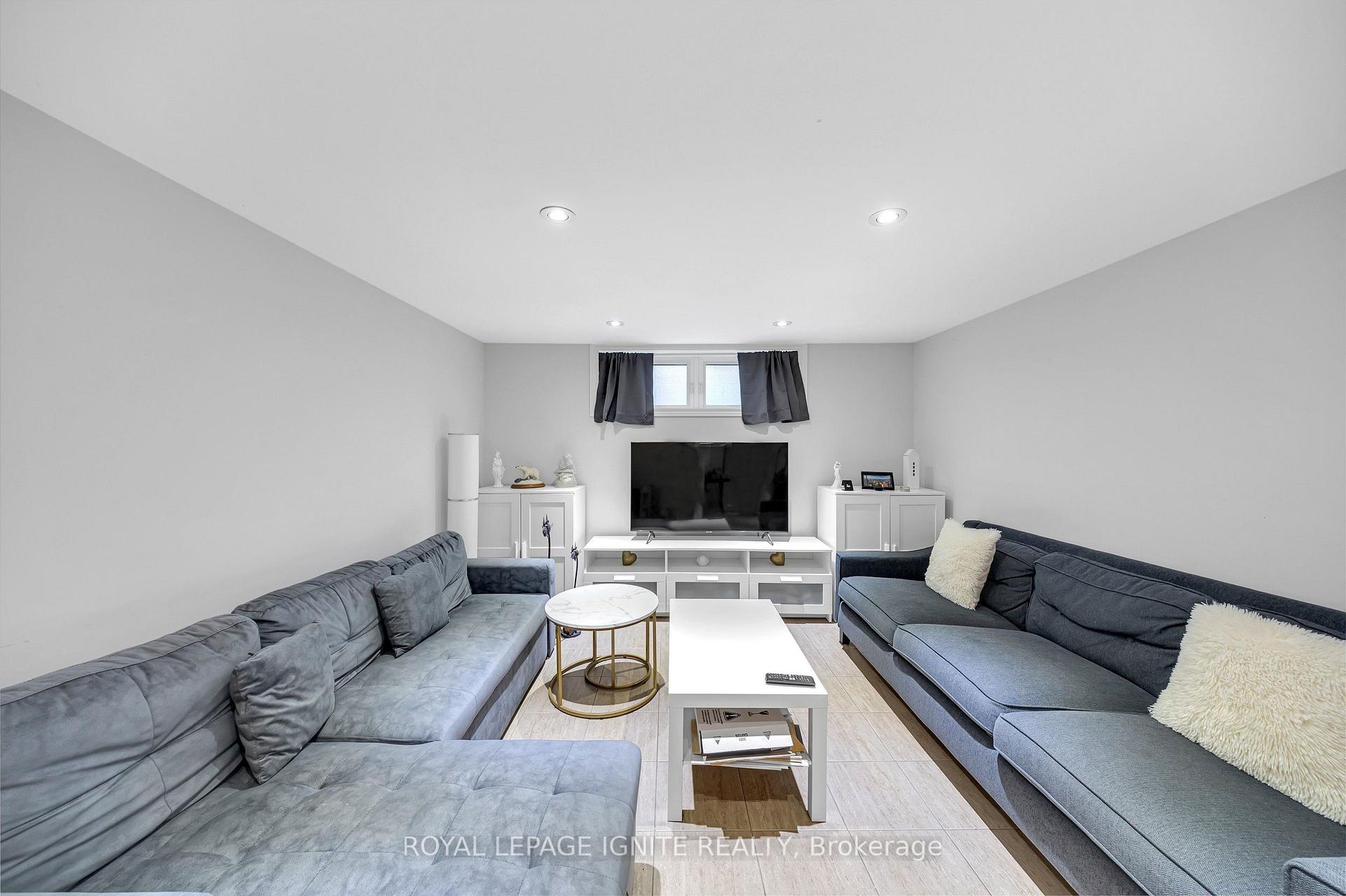 Photo 30 of 45 Redwater Drive, Etobicoke, Rexdale-Kipling — HOMEH