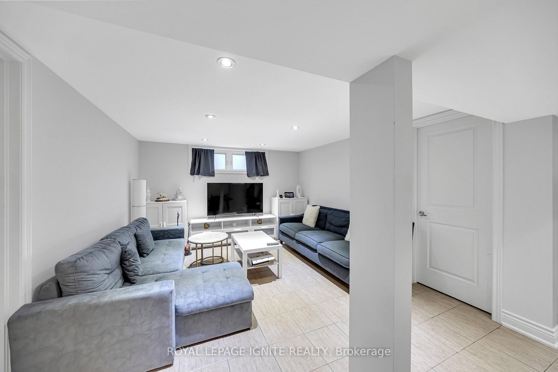 Photo 31 of 45 Redwater Drive, Etobicoke, Rexdale-Kipling — HOMEH