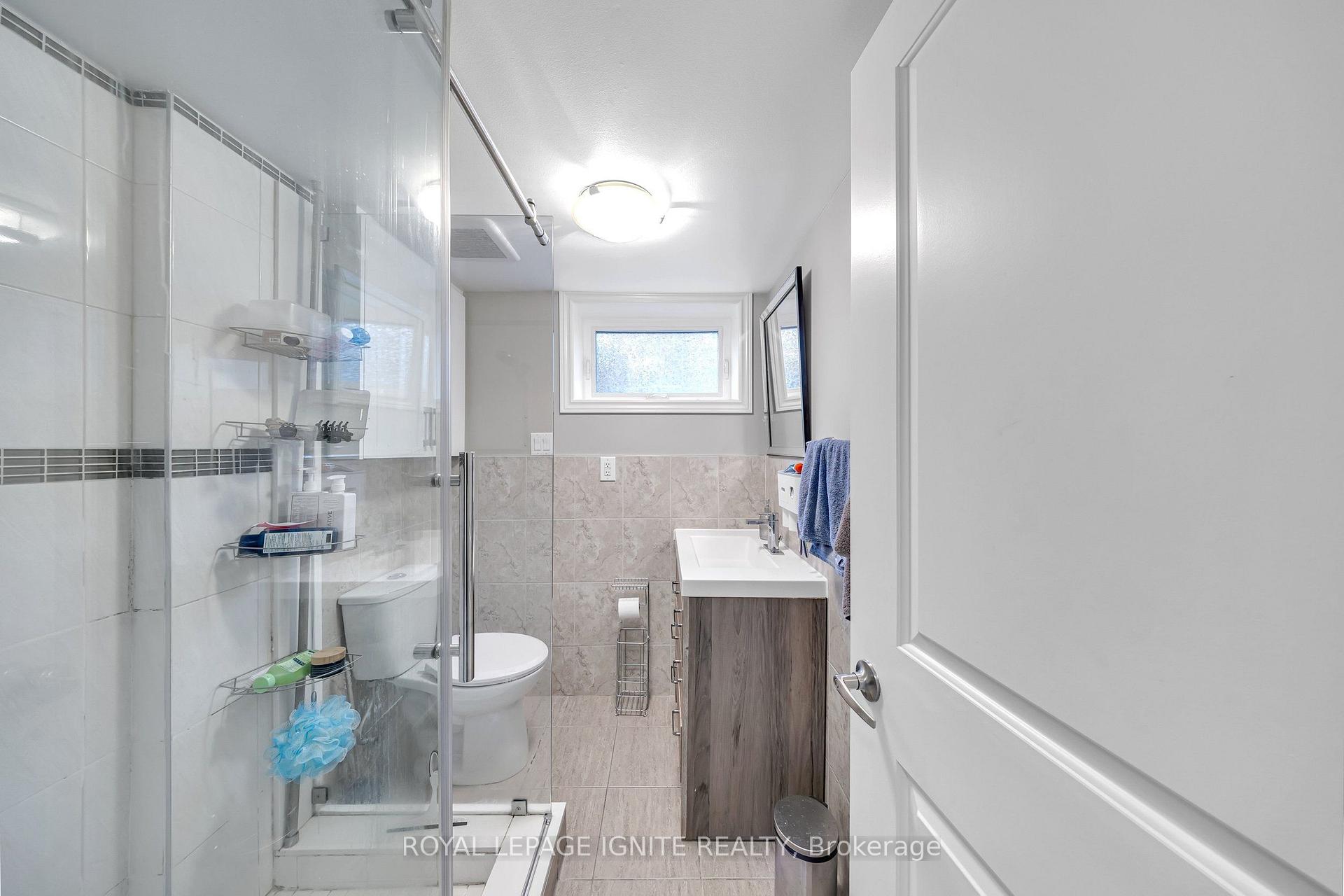 Photo 34 of 45 Redwater Drive, Etobicoke, Rexdale-Kipling — HOMEH