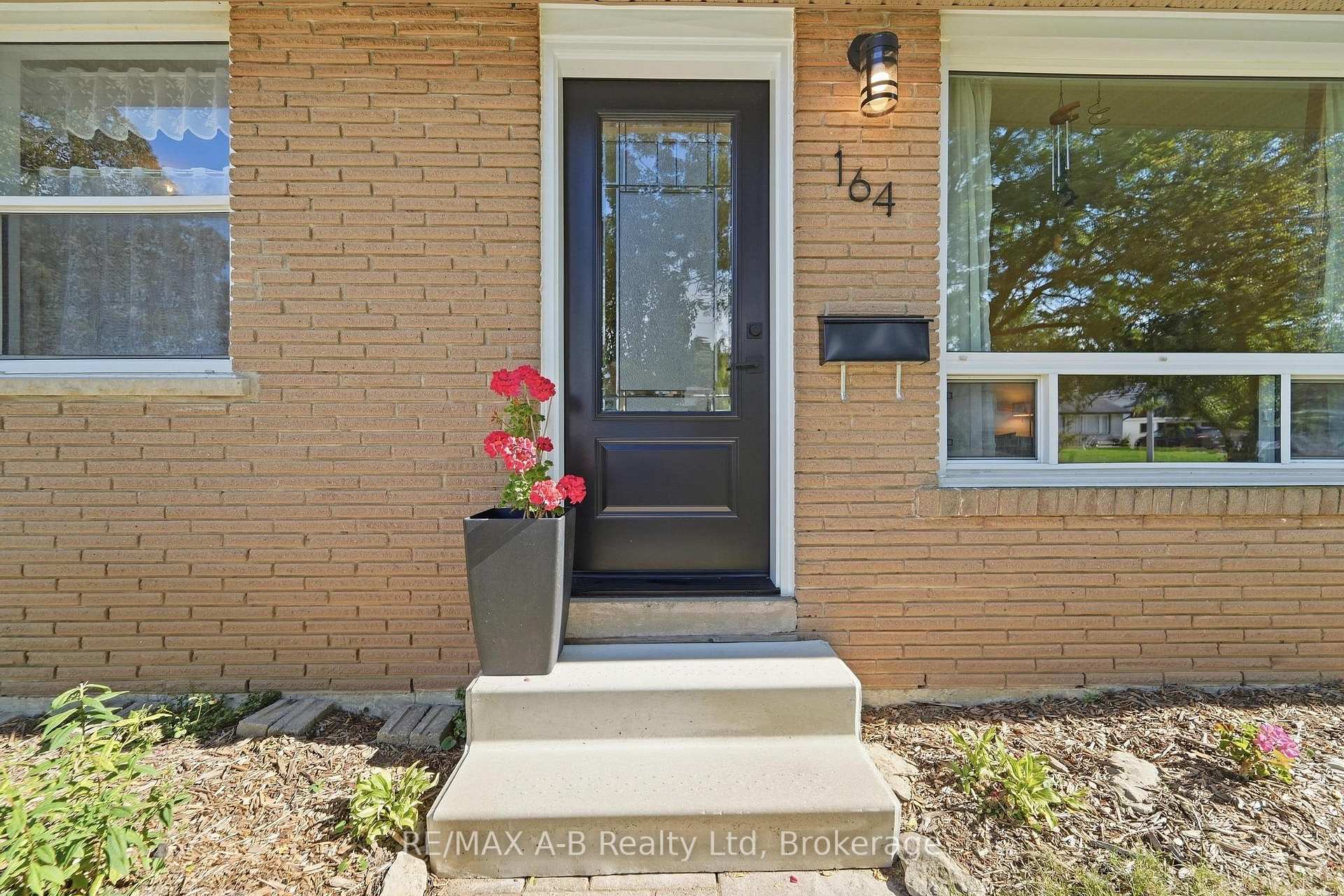 Photo 2 of 164 Redford Crescent, Stratford — HOMEH