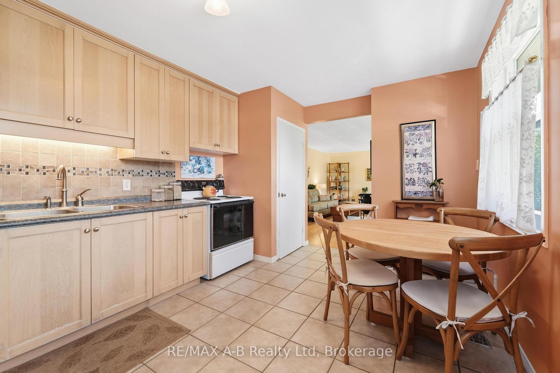 Photo 3 of 164 Redford Crescent, Stratford — HOMEH