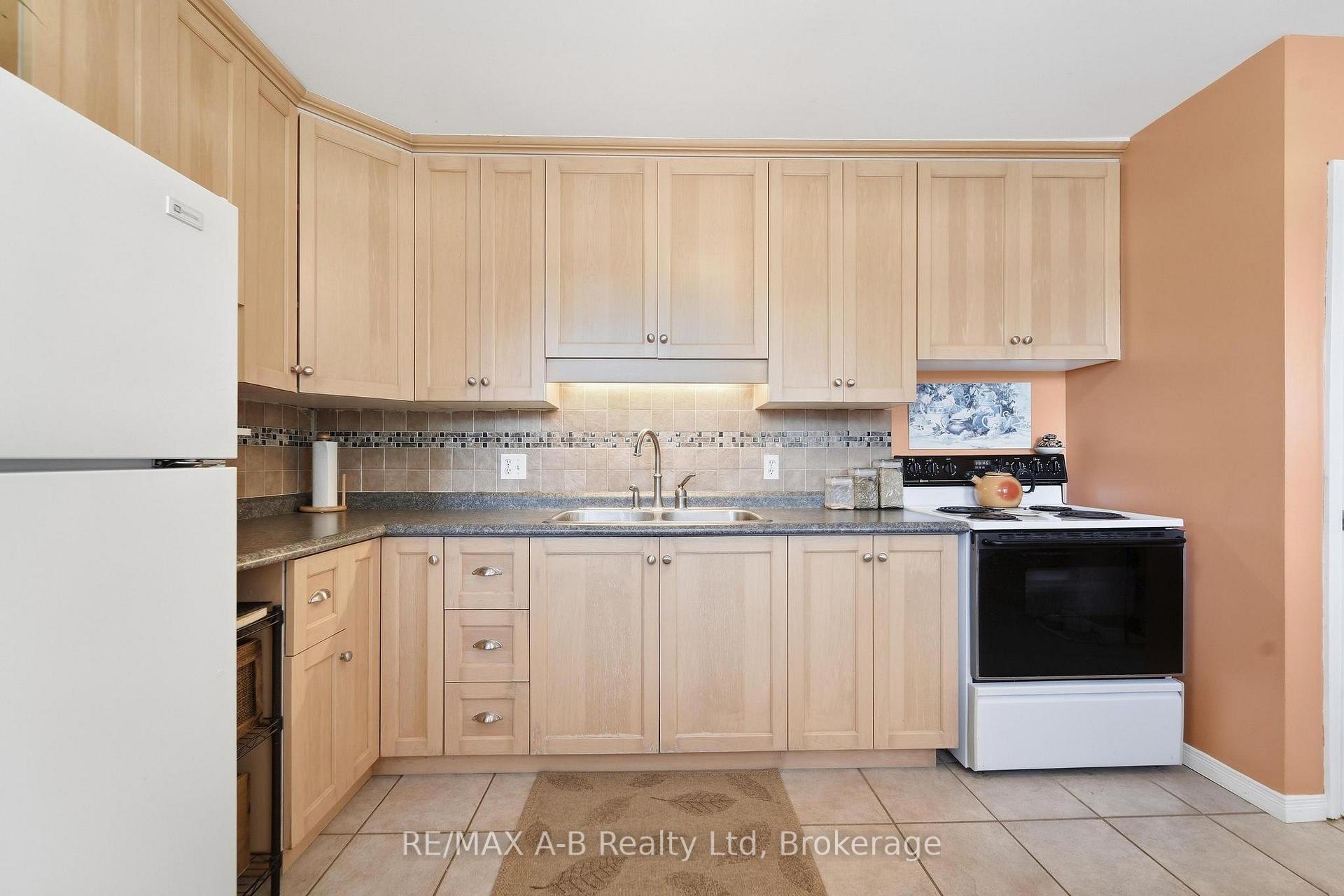 Photo 7 of 164 Redford Crescent, Stratford — HOMEH