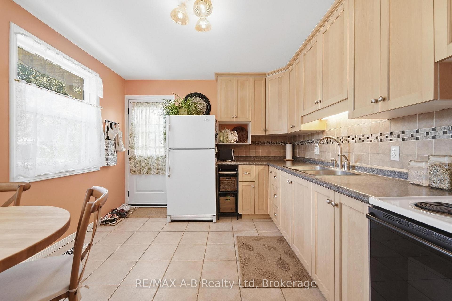 Photo 8 of 164 Redford Crescent, Stratford — HOMEH