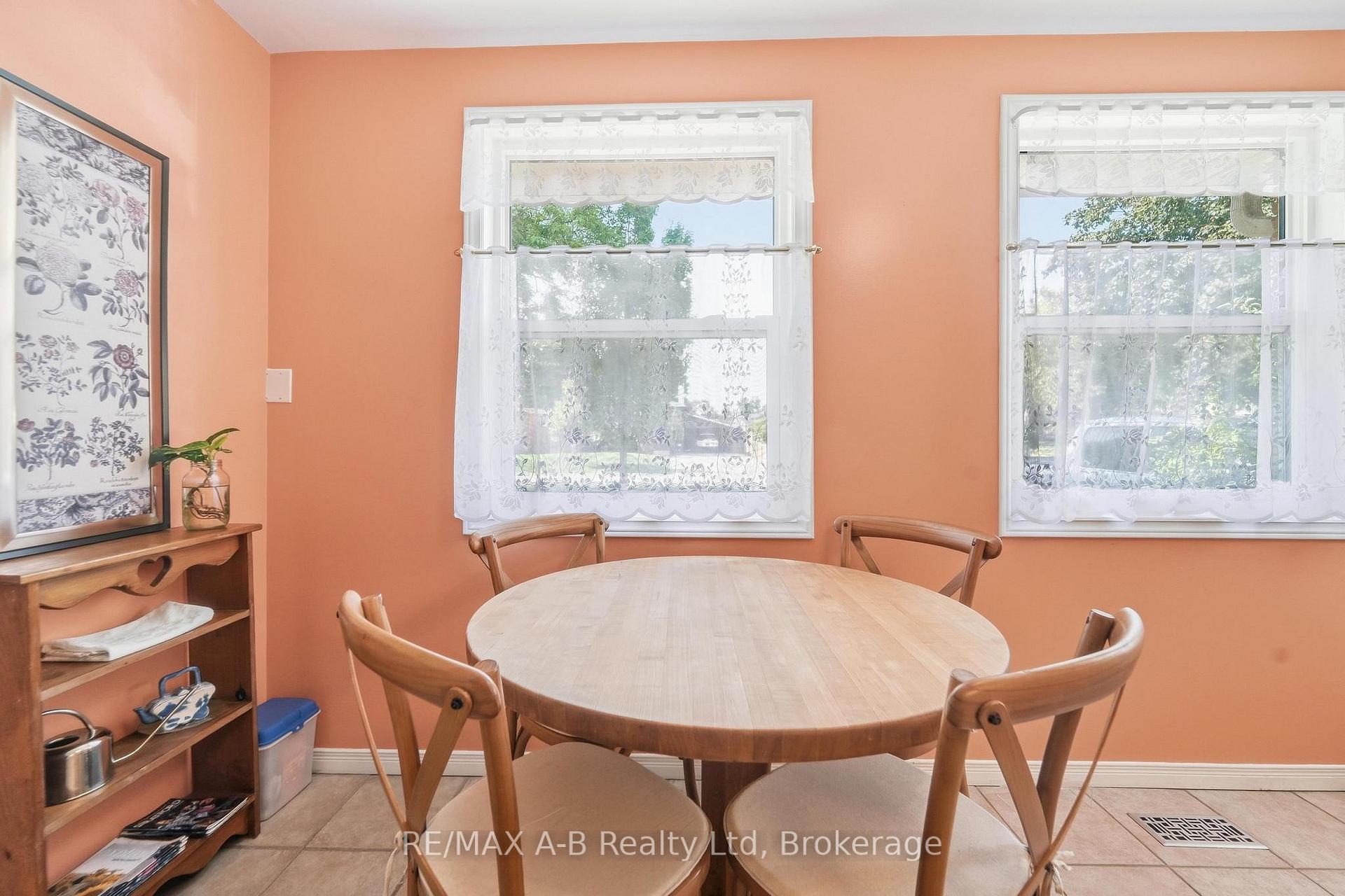 Photo 9 of 164 Redford Crescent, Stratford — HOMEH