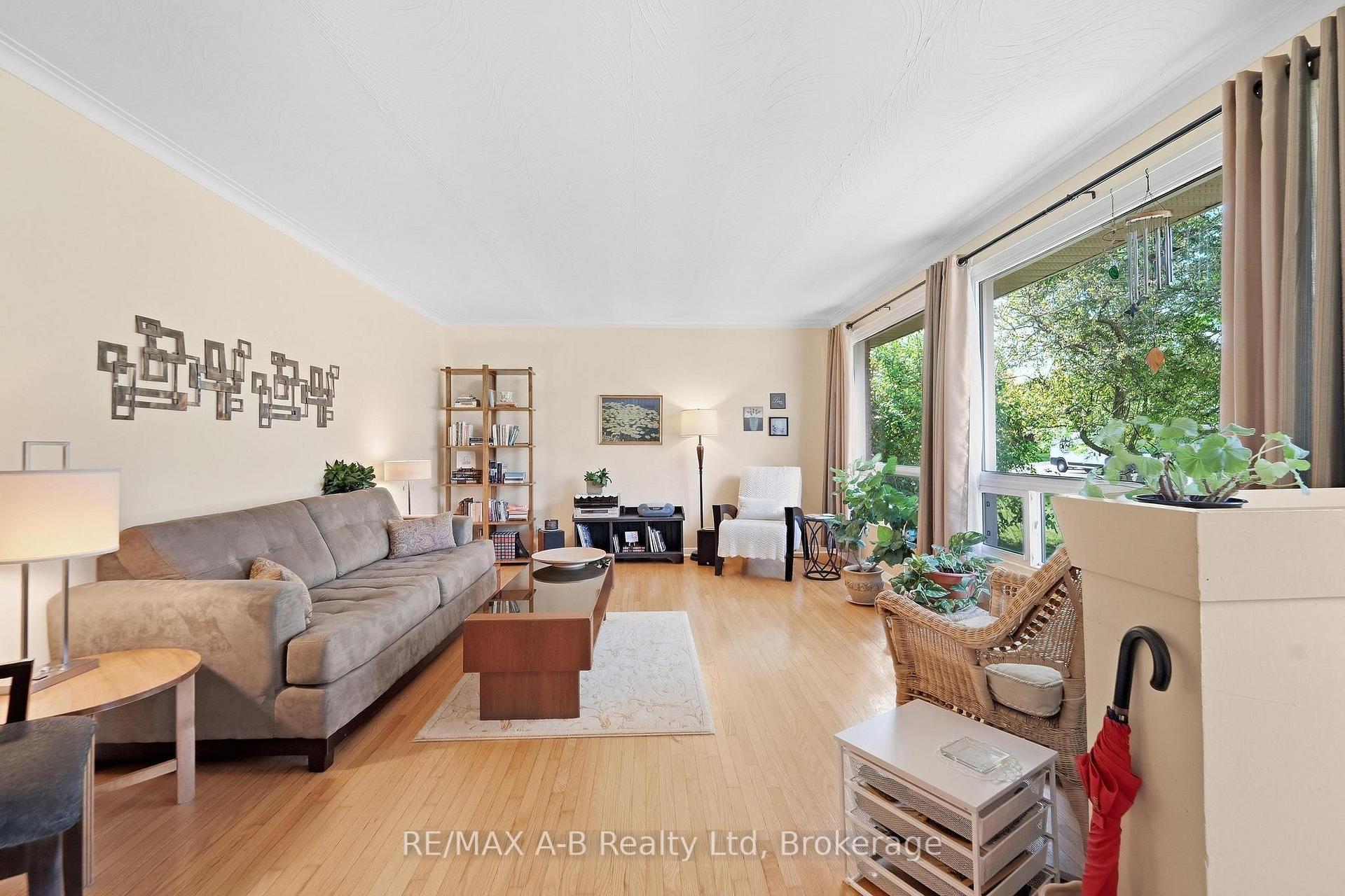 Photo 10 of 164 Redford Crescent, Stratford — HOMEH