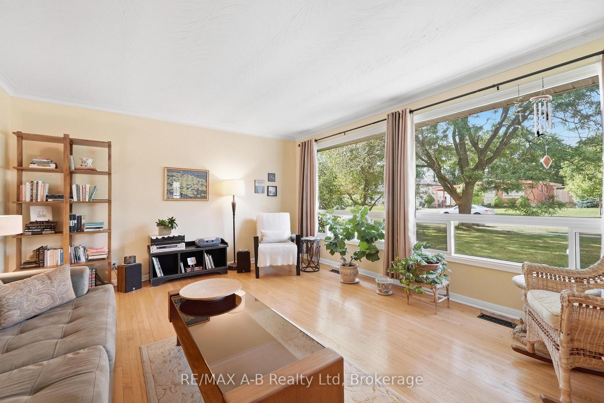 Photo 11 of 164 Redford Crescent, Stratford — HOMEH
