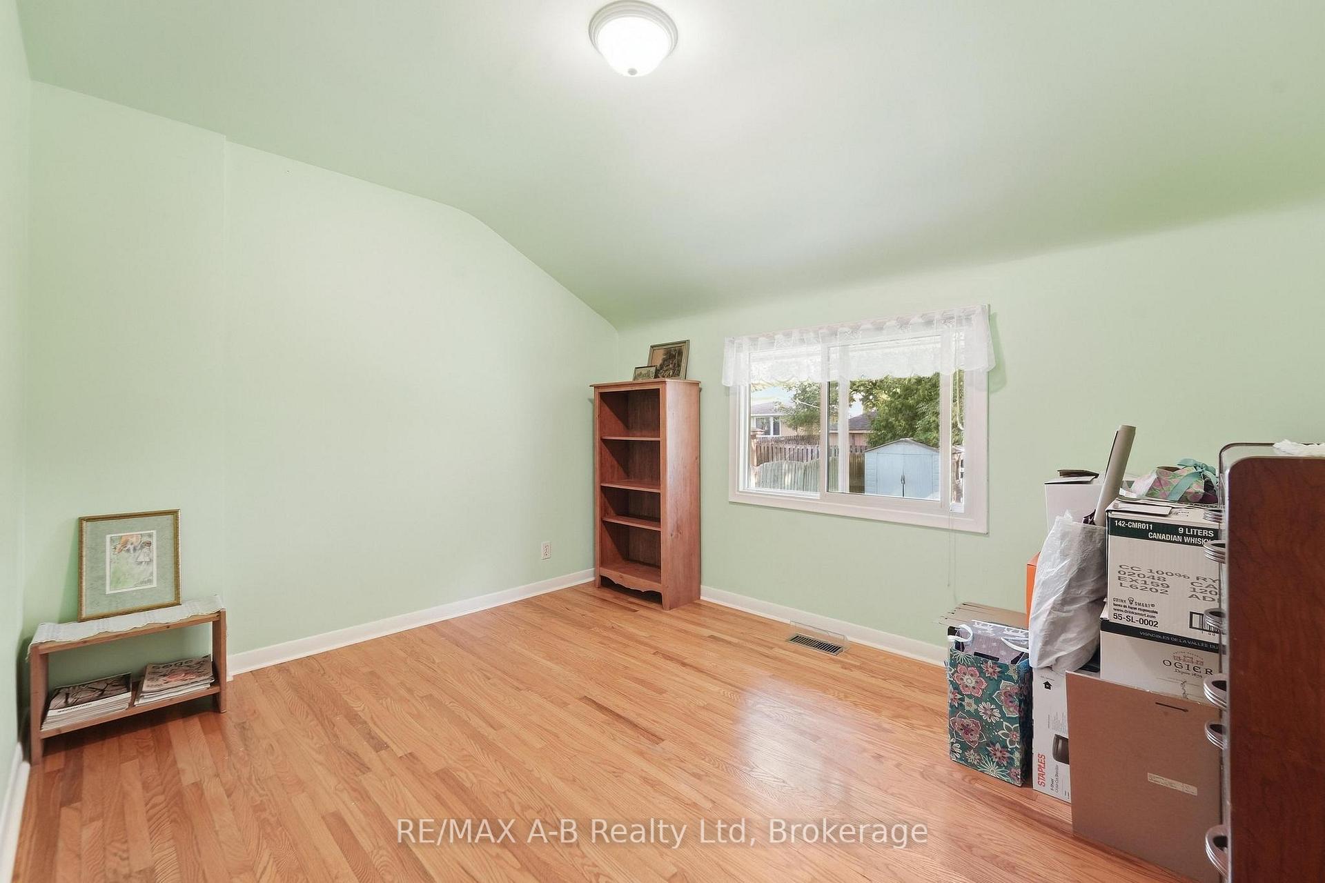 Photo 18 of 164 Redford Crescent, Stratford — HOMEH