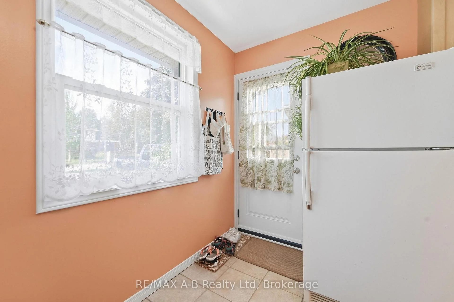 Photo 6 of 164 Redford Crescent, Stratford — HOMEH