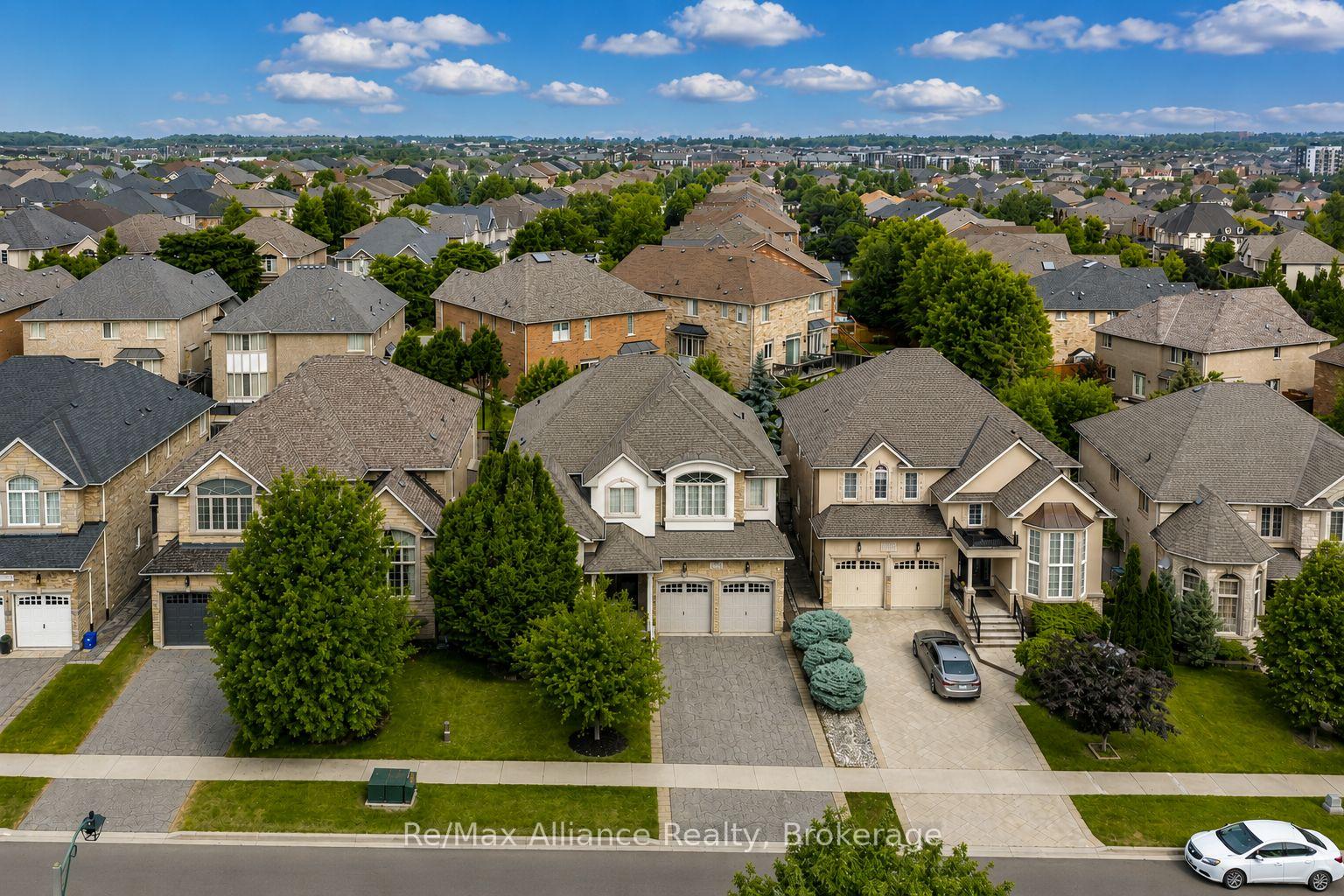 Photo 2 of 1367 Arrowhead Road, Oakville, Joshua Creek — HOMEH